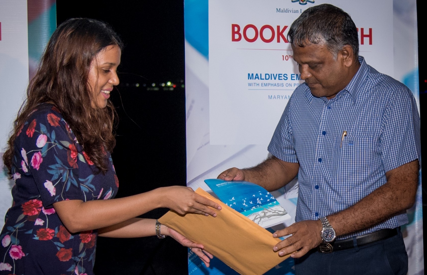 ލޯ އިންސްޓިޓިއުޓުން ނެެރުނު ދެ ފޮތުގެ ތެރެއިން އެއް ފޮތް ކުރީގެ ހަޔާ އެޑިއުކޭޝަން މިނިސްޓަރު ޑރ. އިބްރާހިމް ހަސަން ނެރެ ދެއްވަނީ