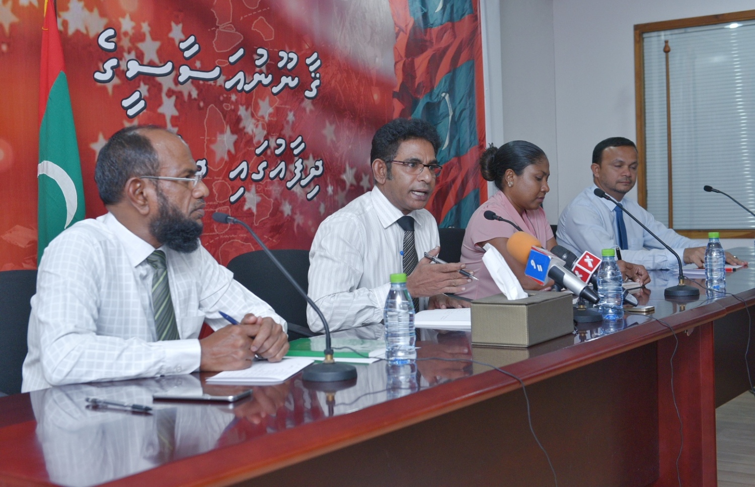 އިދިކޮޅު ފަރާތްތަކުން ކުނޫޒްގައި މިއަދު ބޭއްވި ނިއުސް ބްރީފިންގައި ވަހީދު ވާހަކަ ދައްކަވަނީ.---މިހާރު ފޮޓޯ: ހުސެއިން ވަހީދު