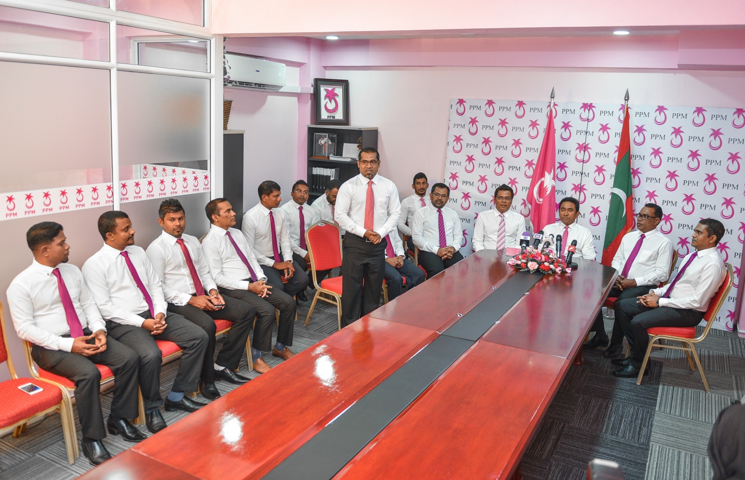 މާލެ: ޖުލައި 12، 2017- ރައްޔިތުންގެ މަޖިލީހުގެ ނައިބު ރައީސް އަދި ހުޅުހެންވޭރު ދާއިރާގެ މެމްބަރު ރީކޯ މޫސާ މަނިކު ޕީޕީއެމަށް ސޮއި ކުރުމަށް ބޭއްވި ހަފުލާގެ ތެރެއިން.---މިހާރު ފޮޓޯ: ހުސެއިން ވަހީދު