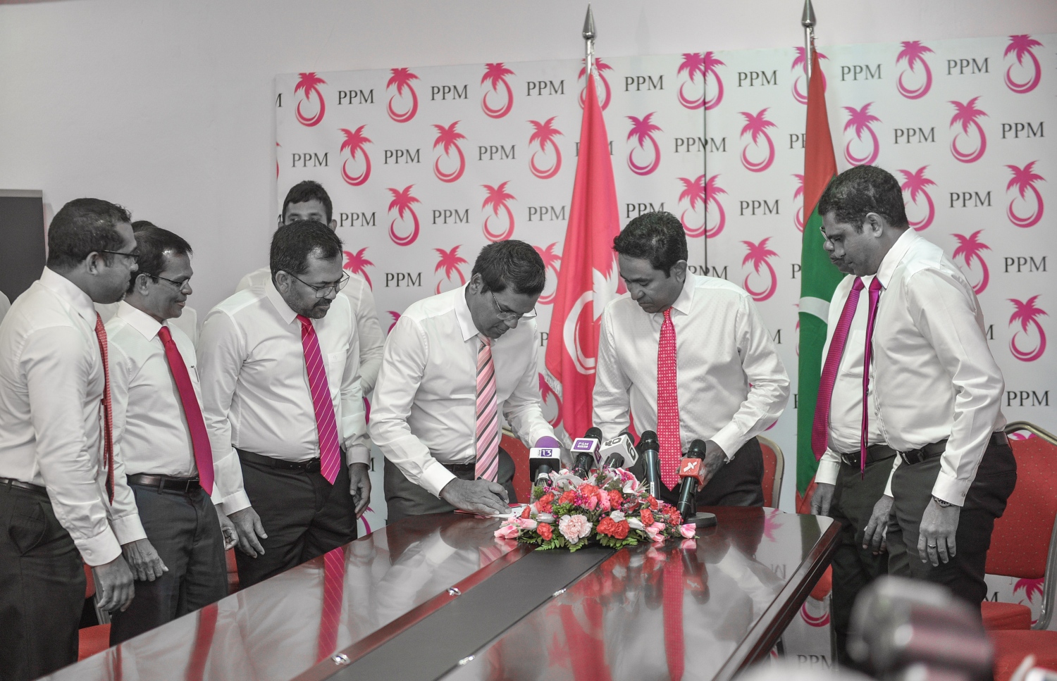 މާލެ: ޖުލައި 12، 2017- ރައްޔިތުންގެ މަޖިލީހުގެ ނައިބު ރައީސް އަދި ހުޅުހެންވޭރު ދާއިރާގެ މެމްބަރު ރީކޯ މޫސާ މަނިކު ޕީޕީއެމަށް ސޮއިކުރައްވަނީ.---މިހާރު ފޮޓޯ: ހުސެއިން ވަހީދު
