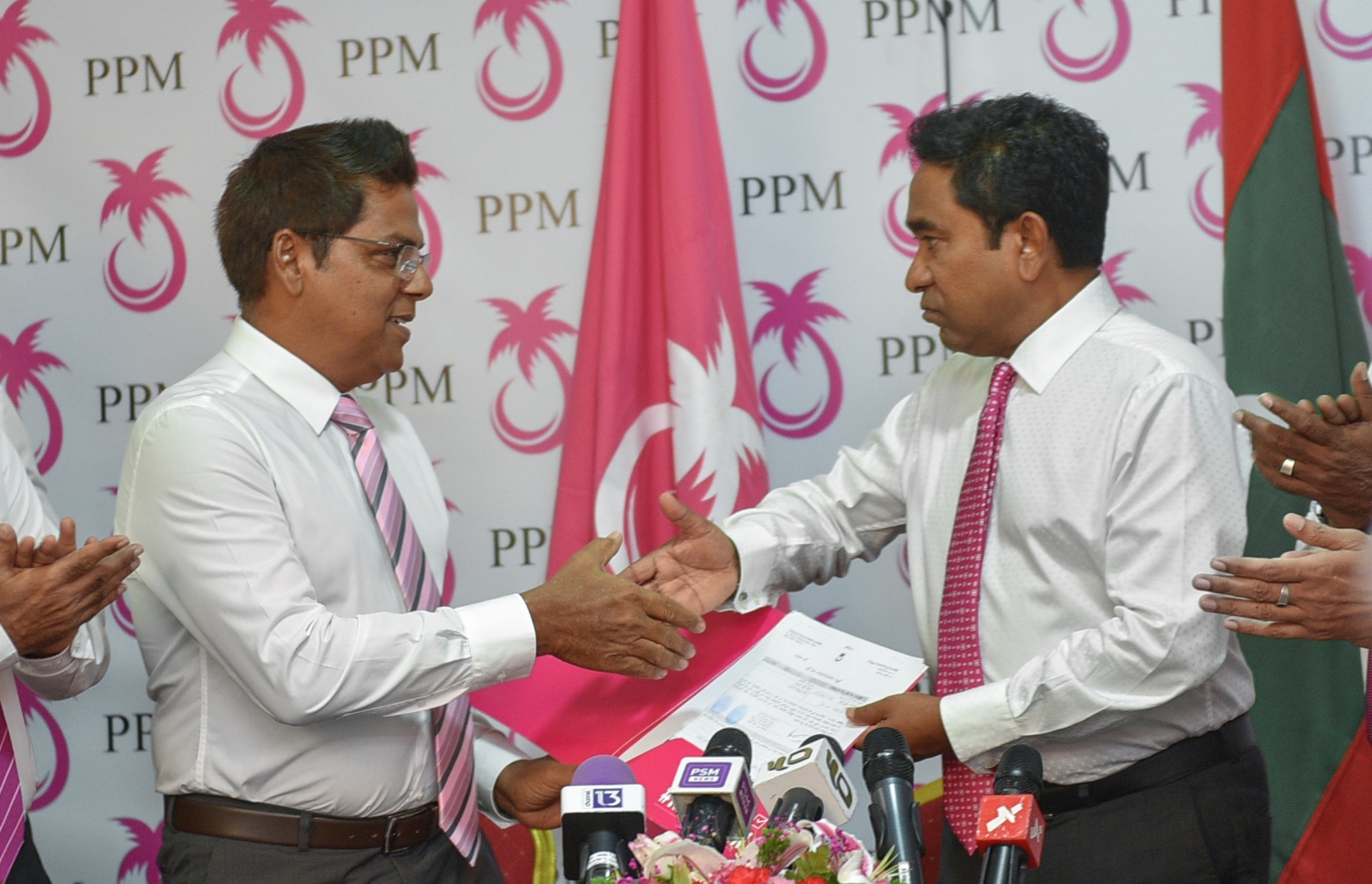 މާލެ: ޖުލައި 12، 2017- ރައްޔިތުންގެ މަޖިލީހުގެ ނައިބު ރައީސް އަދި ހުޅުހެންވޭރު ދާއިރާގެ މެމްބަރު ރީކޯ މޫސާ މަނިކު ޕީޕީއެމަށް ސޮއި ކުރެއްވުމަށް ފަހު އޭނާގެ ފޯމު، ރައީސް ޔާމީނަށް އަރުވަނީ.---މިހާރު ފޮޓޯ: ހުސެއިން ވަހީދު