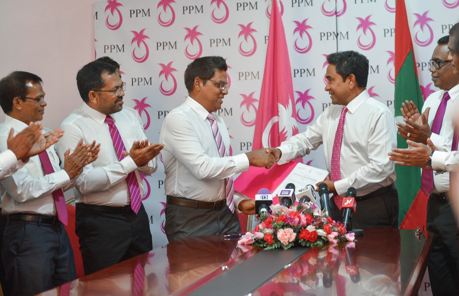 މާލެ: ޖުލައި 12، 2017- ރައްޔިތުންގެ މަޖިލީހުގެ ނައިބު ރައީސް އަދި ހުޅުހެންވޭރު ދާއިރާގެ މެމްބަރު ރީކޯ މޫސާ މަނިކު ޕީޕީއެމަށް ސޮއި ކުރެއްވުމަށް ފަހު އޭނާގެ ފޯމު، ރައީސް ޔާމީނަށް އަރުވަނީ.---މިހާރު ފޮޓޯ: ހުސެއިން ވަހީދު