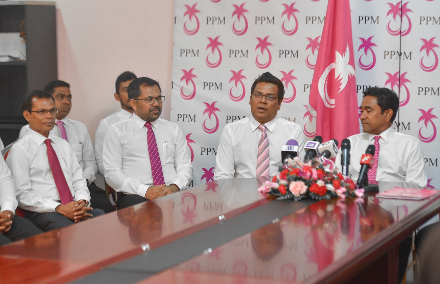 މާލެ: ޖުލައި 12، 2017- ރައްޔިތުންގެ މަޖިލީހުގެ ނައިބު ރައީސް އަދި ހުޅުހެންވޭރު ދާއިރާގެ މެމްބަރު ރީކޯ މޫސާ މަނިކު ޕީޕީއެމަށް ސޮއި ކުރެއްވުމަށް ފަހު މީޑިއާއާ ވާހަކަ ދައްކަވަނީ.---މިހާރު ފޮޓޯ: ހުސެއިން ވަހީދު