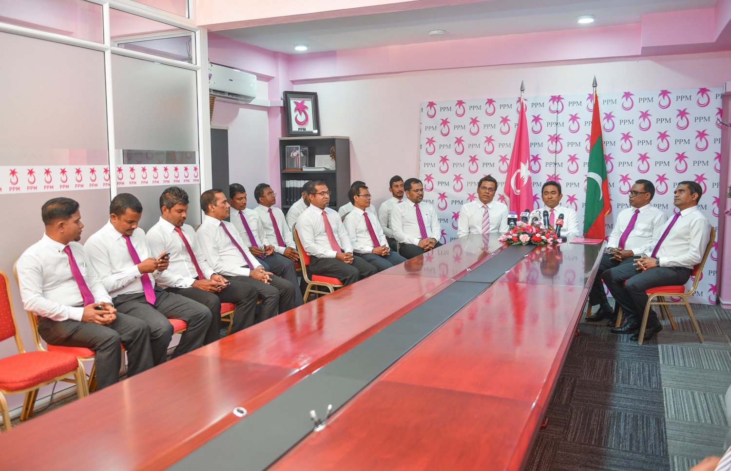 މާލެ: ޖުލައި 12، 2017- ރައްޔިތުންގެ މަޖިލީހުގެ ނައިބު ރައީސް އަދި ހުޅުހެންވޭރު ދާއިރާގެ މެމްބަރު ރީކޯ މޫސާ މަނިކު ޕީޕީއެމަށް ސޮއި ކުރެއްވުމަށް ބޭއްވި ހަފުލާގެ ތެރެއިން.---މިހާރު ފޮޓޯ: ހުސެއިން ވަހީދު