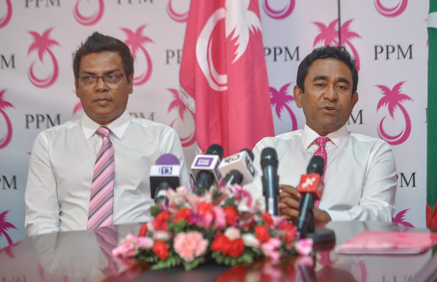 ރައީސް ޔާމީން ނޫސްވެރިންނާ ވާހަކަ ދައްކަވާއިރު، މޫސާ މަނިކު އަރިހުގައި: ޕާޓީ ބަދަލުކޮށްފި ނަމަ މެމްބަރުންގެ ގޮނޑި ގެއްލެން ޖެހޭ ކަަމަށް ރައީސް ވިދާޅުވި. --ފޮޓޯ: ހުސެއިން ވަހީދު/ މިހާރު