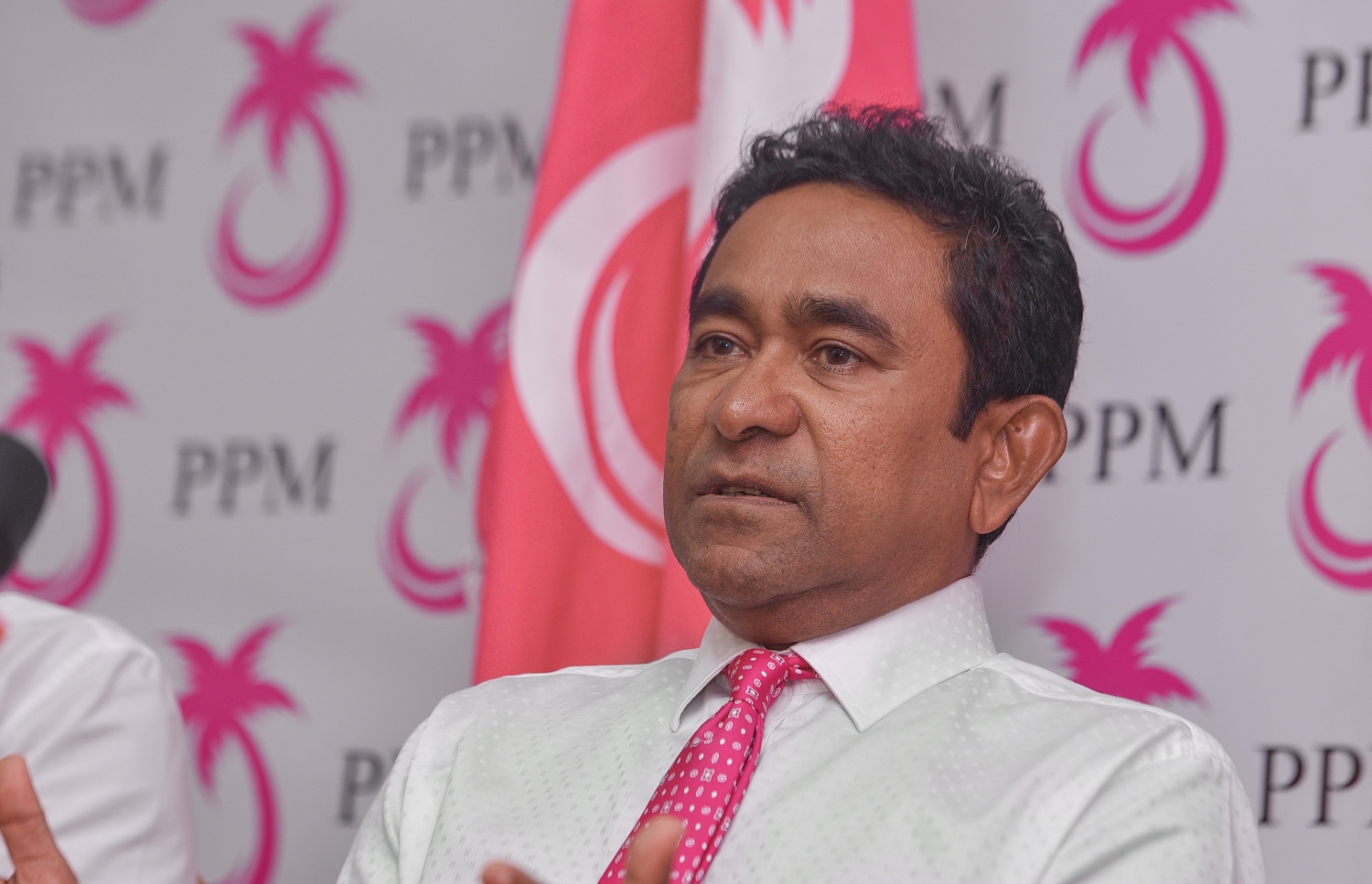 މާލެ: ޖުލައި 12، 2017- ރައްޔިތުންގެ މަޖިލީހުގެ ނައިބު ރައީސް އަދި ހުޅުހެންވޭރު ދާއިރާގެ މެމްބަރު ރީކޯ މޫސާ މަނިކު ޕީޕީއެމަށް ސޮއި ކުރެއްވުމަށް ބޭއްވި ހަފުލާގައި ރައީސް ޔާމީން ނޫސްވެރިންނާ ވާހަކަފުޅު ދައްކަވަނީ.---މިހާރު ފޮޓޯ: ހުސެއިން ވަހީދު