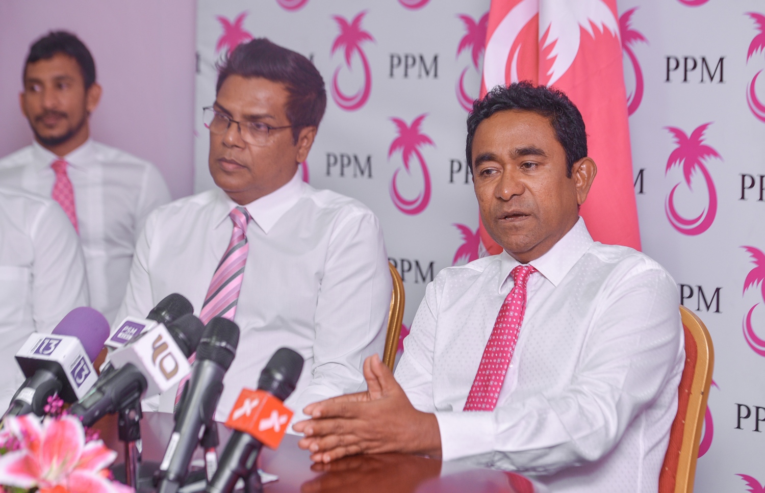 މާލެ: ޖުލައި 12، 2017- ރައްޔިތުންގެ މަޖިލީހުގެ ނައިބު ރައީސް އަދި ހުޅުހެންވޭރު ދާއިރާގެ މެމްބަރު ރީކޯ މޫސާ މަނިކު ޕީޕީއެމަށް ސޮއި ކުރެއްވުމަށް ބޭއްވި ހަފުލާގައި ރައީސް ޔާމީން ނޫސްވެރިންނާ ވާހަކަފުޅު ދައްކަވަނީ.---މިހާރު ފޮޓޯ: ހުސެއިން ވަހީދު