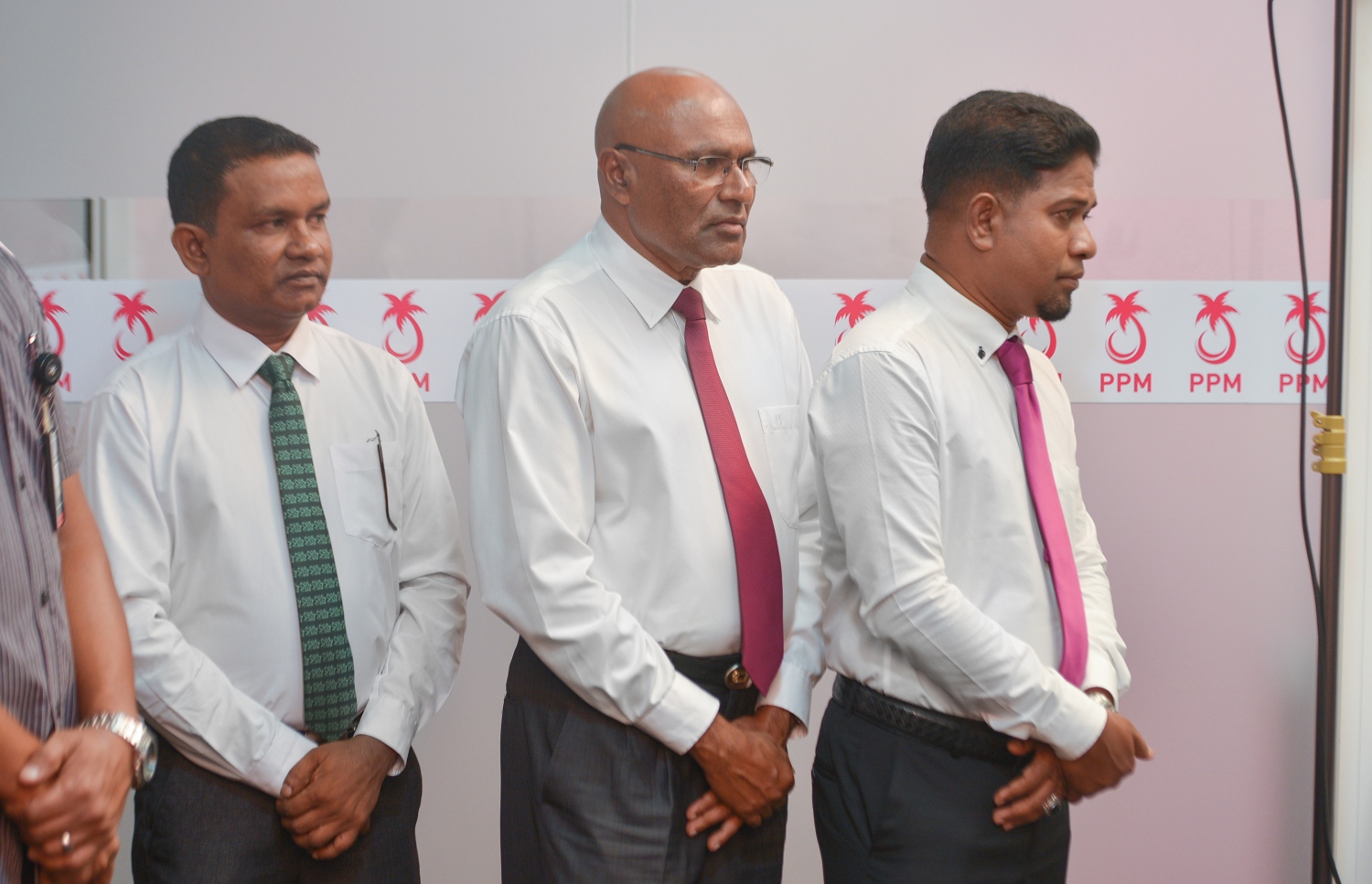 މާލެ: ޖުލައި 12، 2017- ރައްޔިތުންގެ މަޖިލީހުގެ ނައިބު ރައީސް އަދި ހުޅުހެންވޭރު ދާއިރާގެ މެމްބަރު ރީކޯ މޫސާ މަނިކު ޕީޕީއެމަށް ސޮއި ކުރެއްވުމަށް ބޭއްވި ހަފުލާގައި ރައްޔިތުންގެ މަޖިލިހުގެ ޕީޕީއެމްގެ ބައެއް މެމްބަރުން.---މިހާރު ފޮޓޯ: ހުސެއިން ވަހީދު