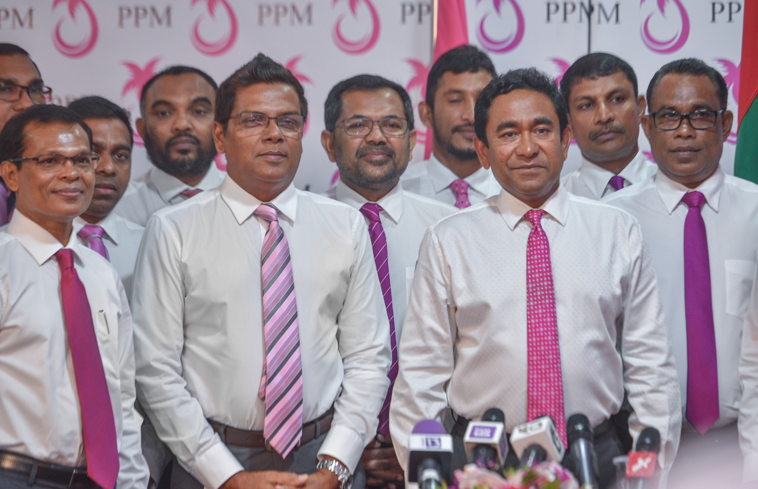 މާލެ: ޖުލައި 12، 2017- ރައްޔިތުންގެ މަޖިލީހުގެ ނައިބު ރައީސް އަދި ހުޅުހެންވޭރު ދާއިރާގެ މެމްބަރު ރީކޯ މޫސާ މަނިކު ޕީޕީއެމަށް ސޮއި ކުރެއްވުމަށް ބޭއްވި ހަފުލާގައި ރައީސް ޔާމީނާއި މޫސަ އަދި ޕާޓީގެ ބައެއް އިސްބޭފުޅުން ފޮޓޯއަކަށް ހުއްޓިވަޑައިގެން.---މިހާރު ފޮޓޯ: ހުސެއިން ވަހީދު