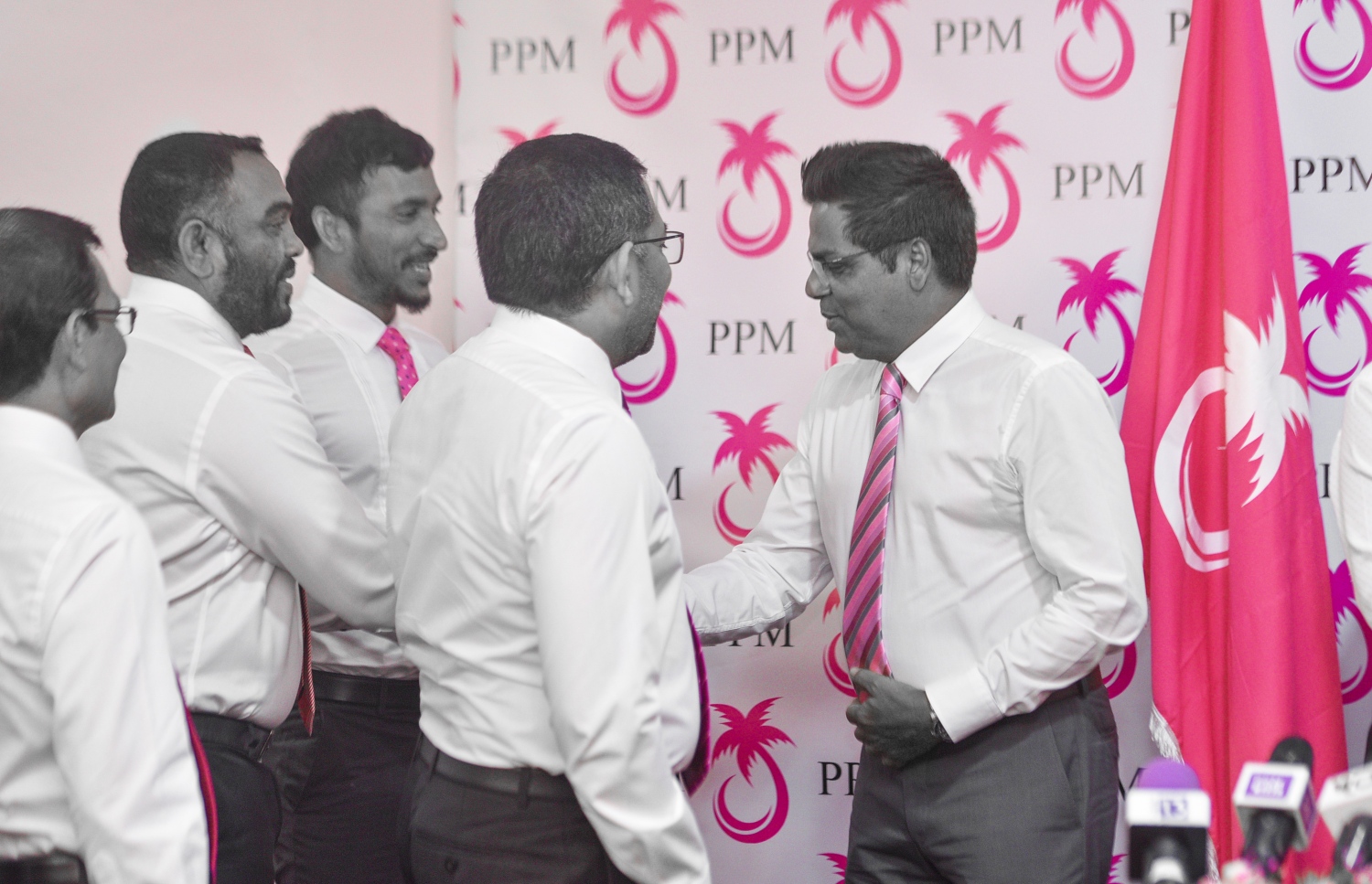 މާލެ: ޖުލައި 12، 2017- ރައްޔިތުންގެ މަޖިލީހުގެ ނައިބު ރައީސް އަދި ހުޅުހެންވޭރު ދާއިރާގެ މެމްބަރު ރީކޯ މޫސާ މަނިކު ޕީޕީއެމަށް ސޮއި ކުރެއްވުމަށް ފަހު، އެ ޕާޓީގެ ބައެއް އިސް ބޭފުޅުންނާ ސަލާމް ކުރައްވަނީ.---މިހާރު ފޮޓޯ: ހުސެއިން ވަހީދު