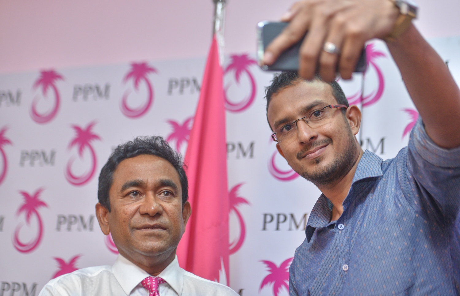 މާލެ: ޖުލައި 12، 2017- ރައްޔިތުންގެ މަޖިލީހުގެ ނައިބު ރައީސް އަދި ހުޅުހެންވޭރު ދާއިރާގެ މެމްބަރު ރީކޯ މޫސާ މަނިކު ޕީޕީއެމަށް ސޮއި ކުރެއްވުމަށް ބޭއްވި ހަފުލާ އަށް ފަހު، ޓީވީއެމްގެ ނޫސްވެރިއަކު ރައީސް ޔާމީނާ އެކު ސެލްފީއެއް ނަގަނީ.---މިހާރު ފޮޓޯ: ހުސެއިން ވަހީދު