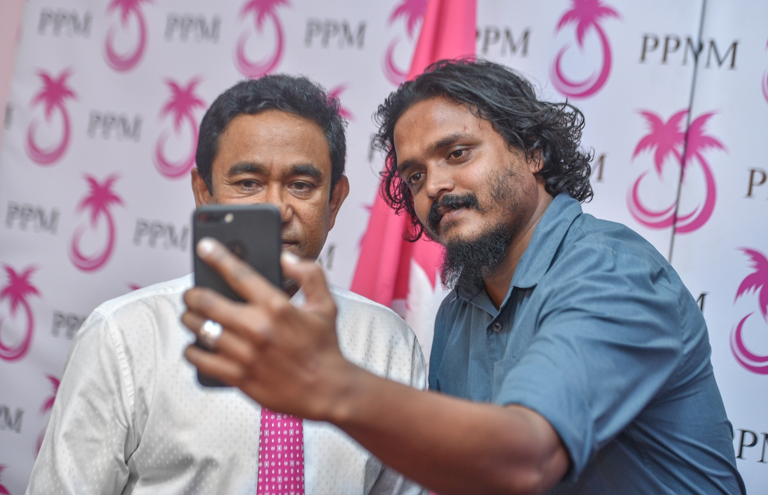 މާލެ: ޖުލައި 12، 2017- ރައްޔިތުންގެ މަޖިލީހުގެ ނައިބު ރައީސް އަދި ހުޅުހެންވޭރު ދާއިރާގެ މެމްބަރު ރީކޯ މޫސާ މަނިކު ޕީޕީއެމަށް ސޮއި ކުރެއްވުމަށް ބޭއްވި ހަފުލާ އަށް ފަހު، ރާއްޖެ ޓީވީގެ ކެމެރާމަނަކު ރައީސް ޔާމީނާ އެކު ސެލްފީއެއް ނަގަނީ.---މިހާރު ފޮޓޯ: ހުސެއިން ވަހީދު