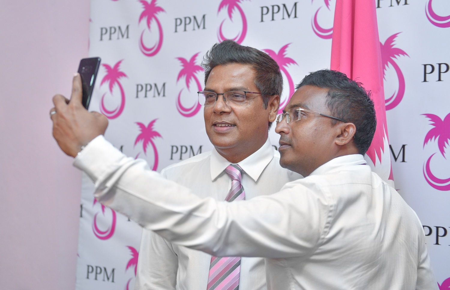 މާލެ: ޖުލައި 12، 2017- ރައްޔިތުންގެ މަޖިލީހުގެ ނައިބު ރައީސް އަދި ހުޅުހެންވޭރު ދާއިރާގެ މެމްބަރު ރީކޯ މޫސާ މަނިކު ޕީޕީއެމަށް ސޮއި ކުރެއްވުމަށް ބޭއްވި ހަފުލާ އަށް ފަހު، މެމްބަރު އަބްދުﷲ ރިފާއު، މޫސައާ އެކު ސެލްފީއެއް ނަންގަވަނީ.---މިހާރު ފޮޓޯ: ހުސެއިން ވަހީދު