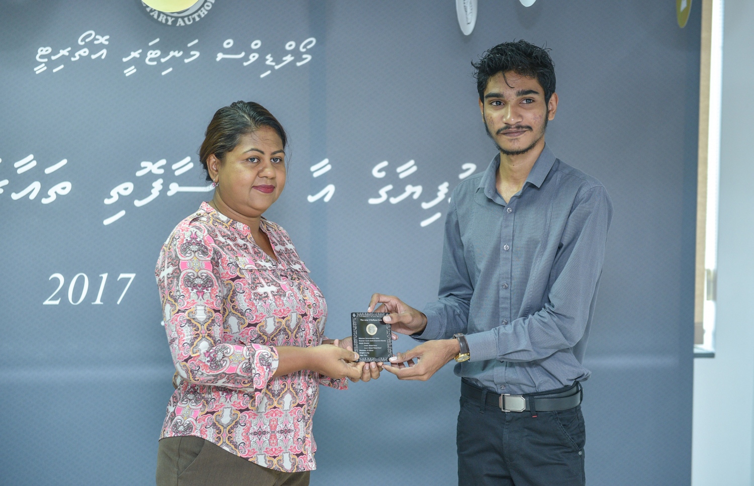 އާ ފައިސާފޮތި ނެރެމް މިއަދު ހެނދުނު މަރުކަޒީ ބޭންކުގައި ބޭއްވި ހަފުލާގައި ގަވަރުނަރު ޑރ. އަޒީމާ އެ ފައިސާފޮތި ނޫސްވެރިއަކަށް ހަދިޔާކުރައްވަނީ --ފޮޓޯ: ހުސެއިން ވަހީދު /މިހާރު