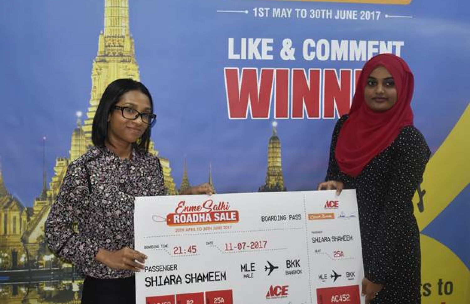 އޭސް ހާޑްވެއާ އާއި ކަލާ ބޭންކްގެ ޕްރޮމޯޝަންގެ ލައިކް އެންޑް ޝެއާގެ ނަސީބުވެރިއާ (ކ) އަށް އިނާމު ހަވާލުކުރަނީ. --ފޮޓޯ/އޭސް ހާޑްވެއާ