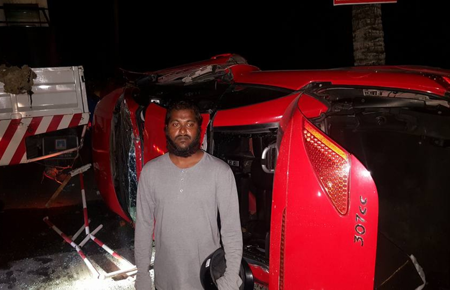 ލިންކް ރޯޑްގައި މިރޭ ފުރޮލި ކާރު ކައިރީގައި ބަޔަކު ހަރަކާތްތެރި ވަނީ. ފޮޓޯ/ ކިޔުންތެރިއެއް.