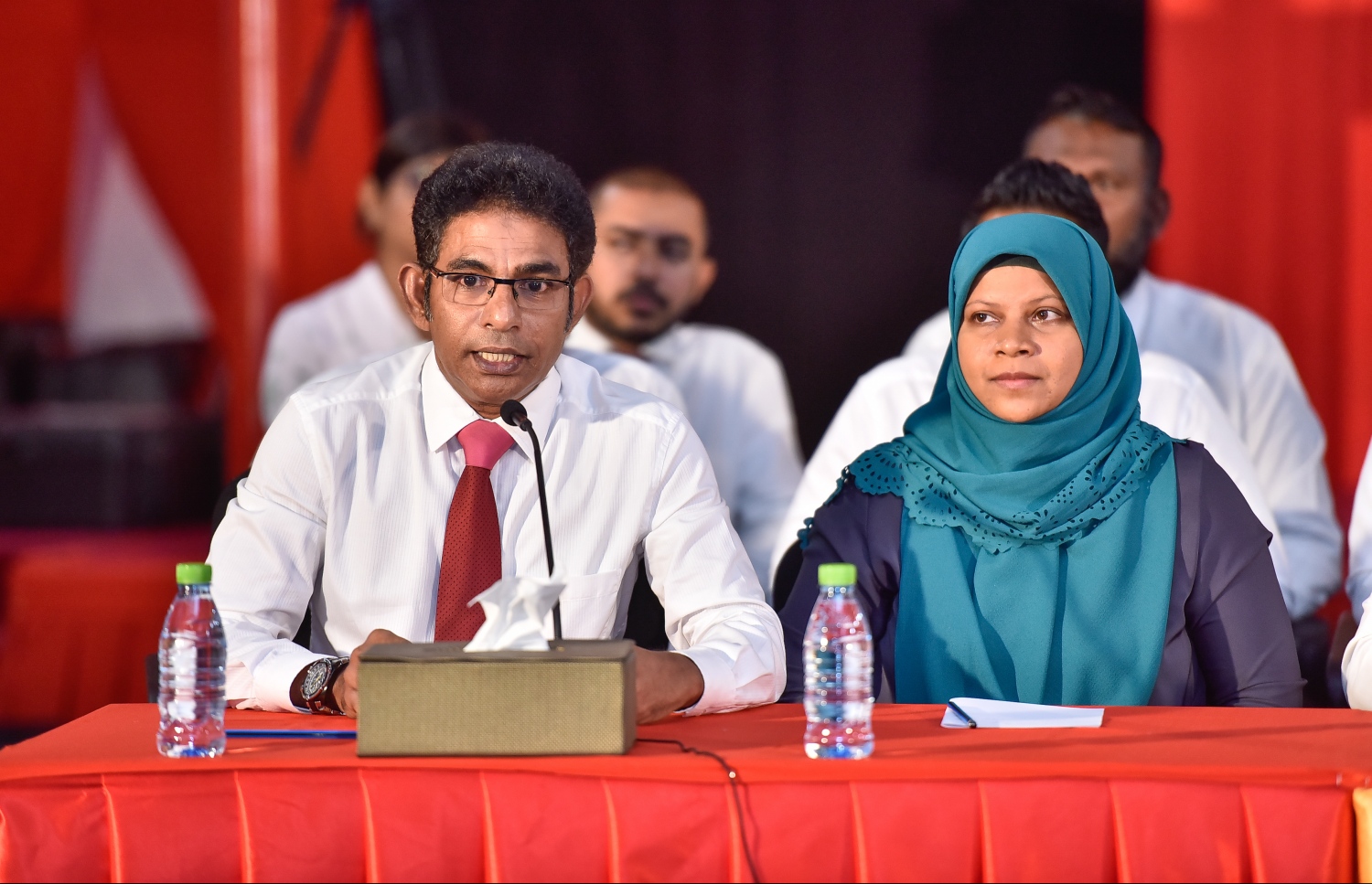 ރޭ ކުނޫޒުގައި އޮތް އިދިކޮޅު ފަރާތްތަކުގެ ނޫސްވެރިންގެ ބައްދަލުވުމުގައި އަނާރާ (ކ) އާއި ވައްޑެ ބައިވެރިވެވަޑައިގަންނަވަނީ --ފޮޓޯ/ނިޝާން އަލީ/މިހާރު