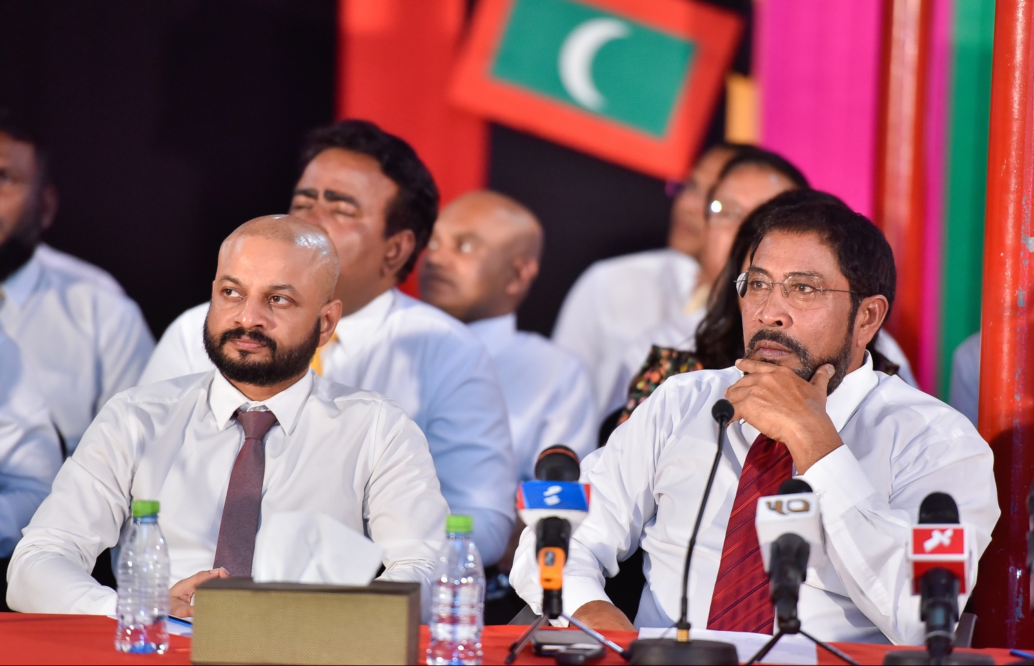 ރޭގެ ބައްދަލުވުމުގައި ގާސިމް (ކ) އާއި ދިއްގަރު ދާއިރާގެ މެމްބަރު ފާރިސް މައުމޫން ބައިވެރިވެވަޑައިގަންނަވަނީ.---މިހާރު ފޮޓޯ: ނިޝާން އަލީ