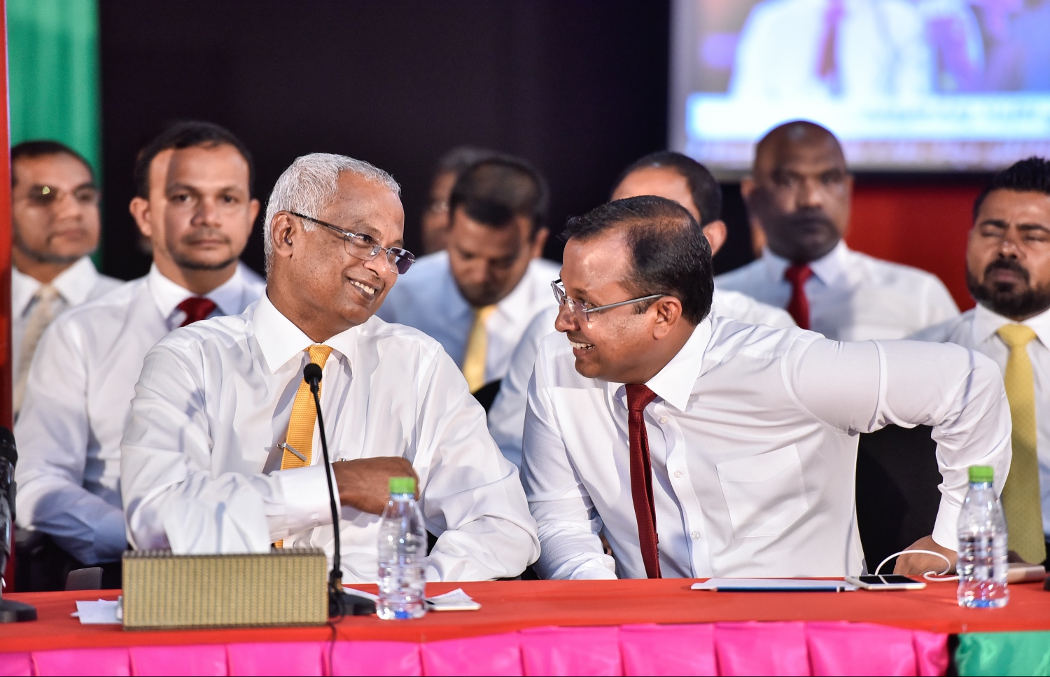 އިދިކޮޅު ފަރާތްތަކުގެ ބައްދަލުވުމެއްގައި ރައީސް އިބްރާހީމް މުހައްމަދު ސޯލިހް (ވ) އާއި ޖުމްހޫރީ ޕާޓީގެ ޑެޕިއުޓީ ލީޑަރު އަބްދުﷲ ރިޔާޒު ވާހަކަ ދައްކަވަނީ. -- --ފޮޓޯ/ނިޝާން އަލީ/މިހާރު