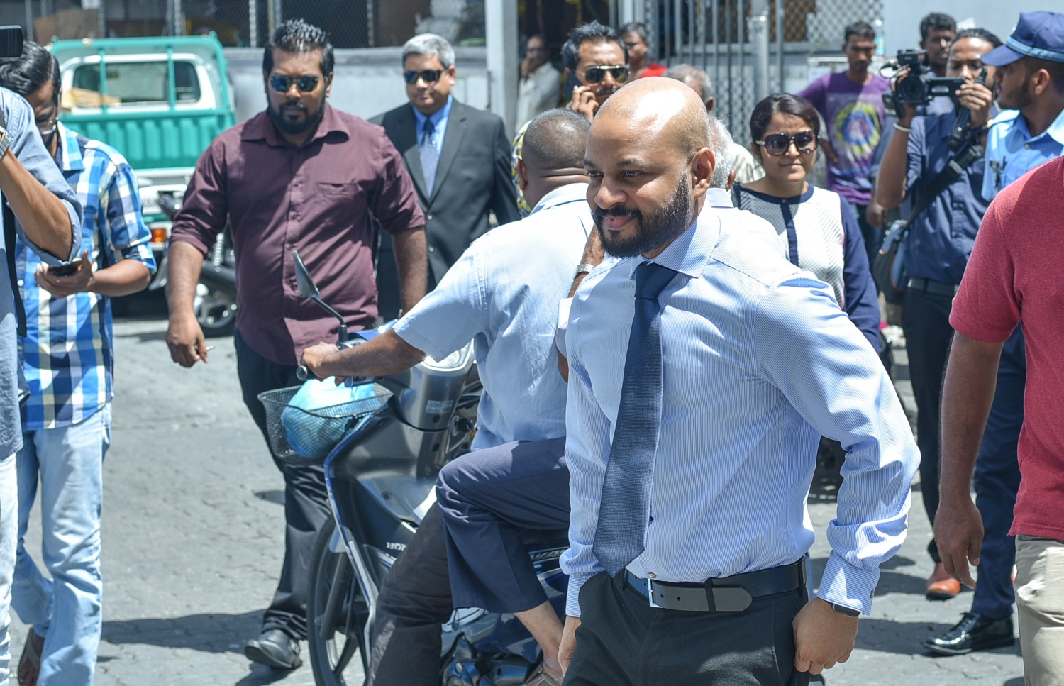 ފާރިސް ކޯޓަށް ވަޑައިގަންނަވަނީ: އޭނާ އިސްތިއުނާފް ކުރެއްވި މައްސަލައިގެ ހުކުމް އިއްވުން ލަސްކުރާތީ ވަކީލުން ވެސް ގެންދަނީ ކަންބޮޑުވުންފާޅުކުރަމުން. --މިހާރު ފޮޓޯ/ހުސައިން ވަހީދު