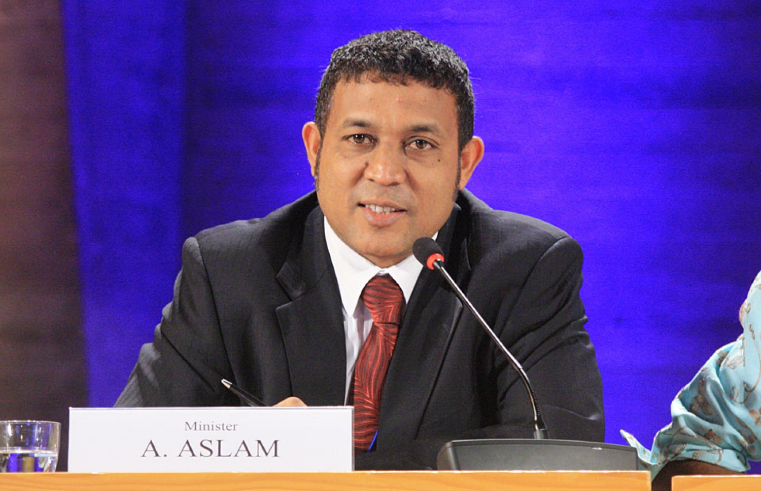 އަސްލަމް: އޭނާގެ ފޯނު ބިލަށް ދައުލަތުން ދެއްކި ފައިސާ އަނބުރާ ހޯދަން އޮޑިޓާ ޖެނެރަލް އޮތީ ލަފާ ދެއްވާފައި