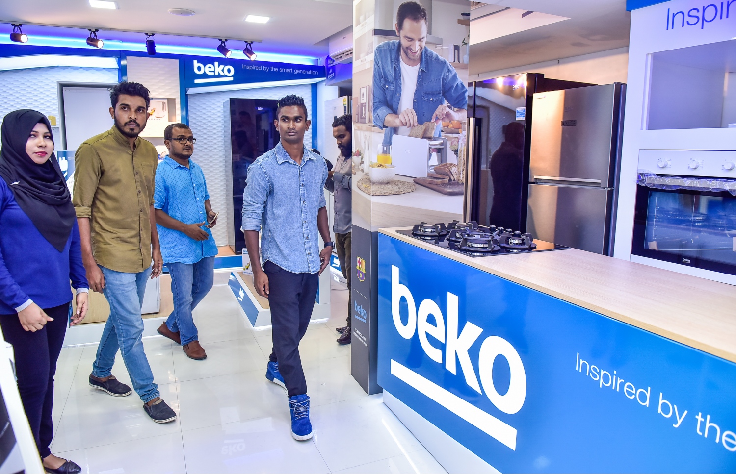 މާލެ: ޖުލައި 13، 2017: ރާއްޖޭގައި ފުޅާ ދާއިރާއެއްގައި ސައިކަލްގެ ވިޔާފާރި ކުރާ ލިޓަސް އިން މާލޭގައި ހުޅުވި ހޯމް ސެންޓަރުގެ ޝޯ ރޫމް ބަޔަކު ބަލަނީ.--- މިހާރު ފޮޓޯ: ނިޝާން އަލީ