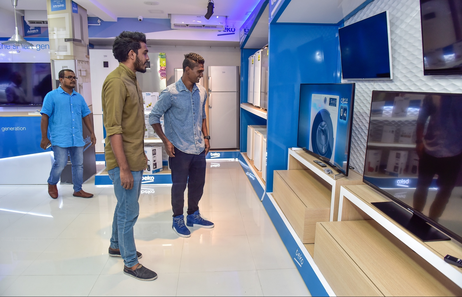 މާލެ: ޖުލައި 13، 2017: ރާއްޖޭގައި ފުޅާ ދާއިރާއެއްގައި ސައިކަލްގެ ވިޔާފާރި ކުރާ ލިޓަސް އިން މާލޭގައި ހުޅުވި ހޯމް ސެންޓަރުގެ ޝޯ ރޫމް ބަޔަކު ބަލަނީ.--- މިހާރު ފޮޓޯ: ނިޝާން އަލީ