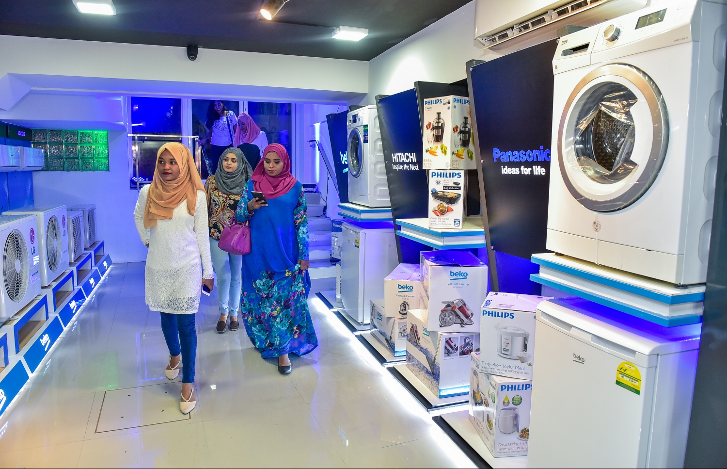 މާލެ: 13 ޖުލައި 2017، ރާއްޖޭގައި ފުޅާ ދާއިރާއެއްގައި ސައިކަލްގެ ވިޔާފާރި ކުރާ ލިޓަސް އިން މާލޭގައި ހުޅުވި ހޯމް ސެންޓަރުގެ ޝޯ ރޫމް ބަޔަކު ބަލަނީ.--- މިހާރު ފޮޓޯ: ނިޝާން އަލީ