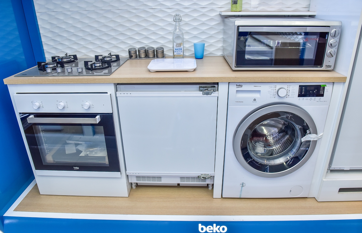 މާލެ: 13 ޖުލައި 2017، ރާއްޖޭގައި ފުޅާ ދާއިރާއެއްގައި ސައިކަލްގެ ވިޔާފާރި ކުރާ ލިޓަސް އިން މާލޭގައި ހުޅުވި ހޯމް ސެންޓަރުގެ ޝޯ ރޫމް.--- މިހާރު ފޮޓޯ: ނިޝާން އަލީ