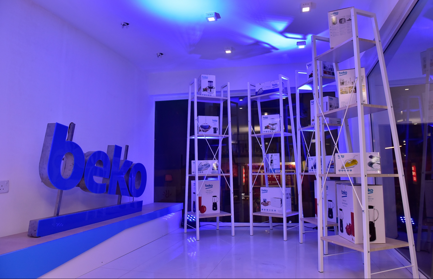 މާލެ: 13 ޖުލައި 2017، ރާއްޖޭގައި ފުޅާ ދާއިރާއެއްގައި ސައިކަލްގެ ވިޔާފާރި ކުރާ ލިޓަސް އިން މާލޭގައި ހުޅުވި ހޯމް ސެންޓަރުގެ ޝޯ ރޫމް.--- މިހާރު ފޮޓޯ: ނިޝާން އަލީ