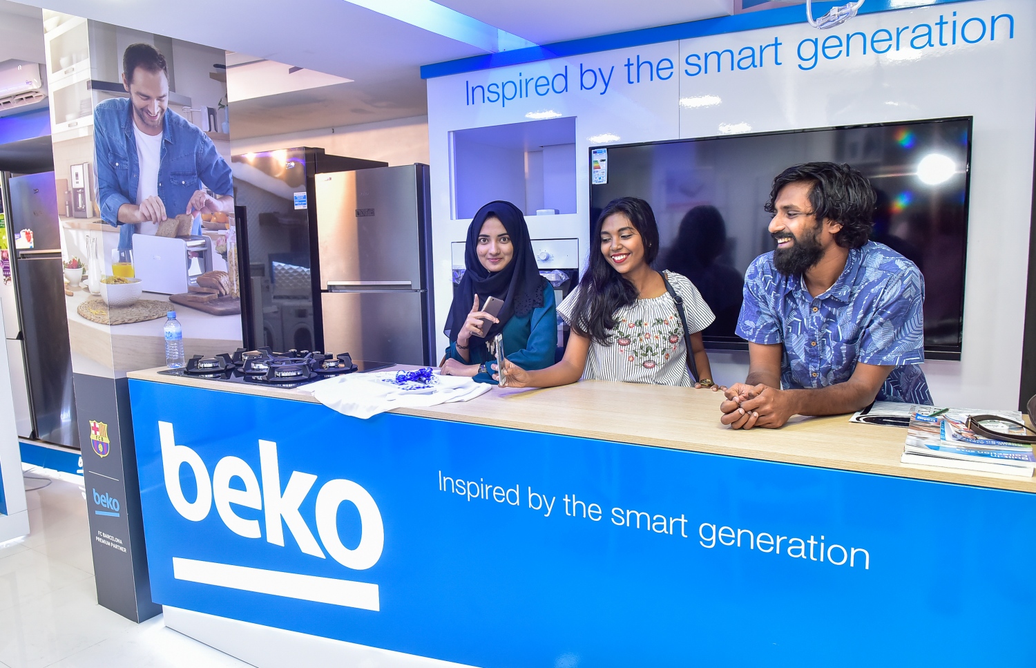 މާލެ: 13 ޖުލައި 2017، ރާއްޖޭގައި ފުޅާ ދާއިރާއެއްގައި ސައިކަލްގެ ވިޔާފާރި ކުރާ ލިޓަސް އިން މާލޭގައި ހުޅުވި ހޯމް ސެންޓަރުގެ ޝޯ ރޫމްގައި އެތަނުގެ މުވައްޒަފުންތަކެއް މަޑުކޮށްލައިގެން.--- މިހާރު ފޮޓޯ: ނިޝާން އަލީ