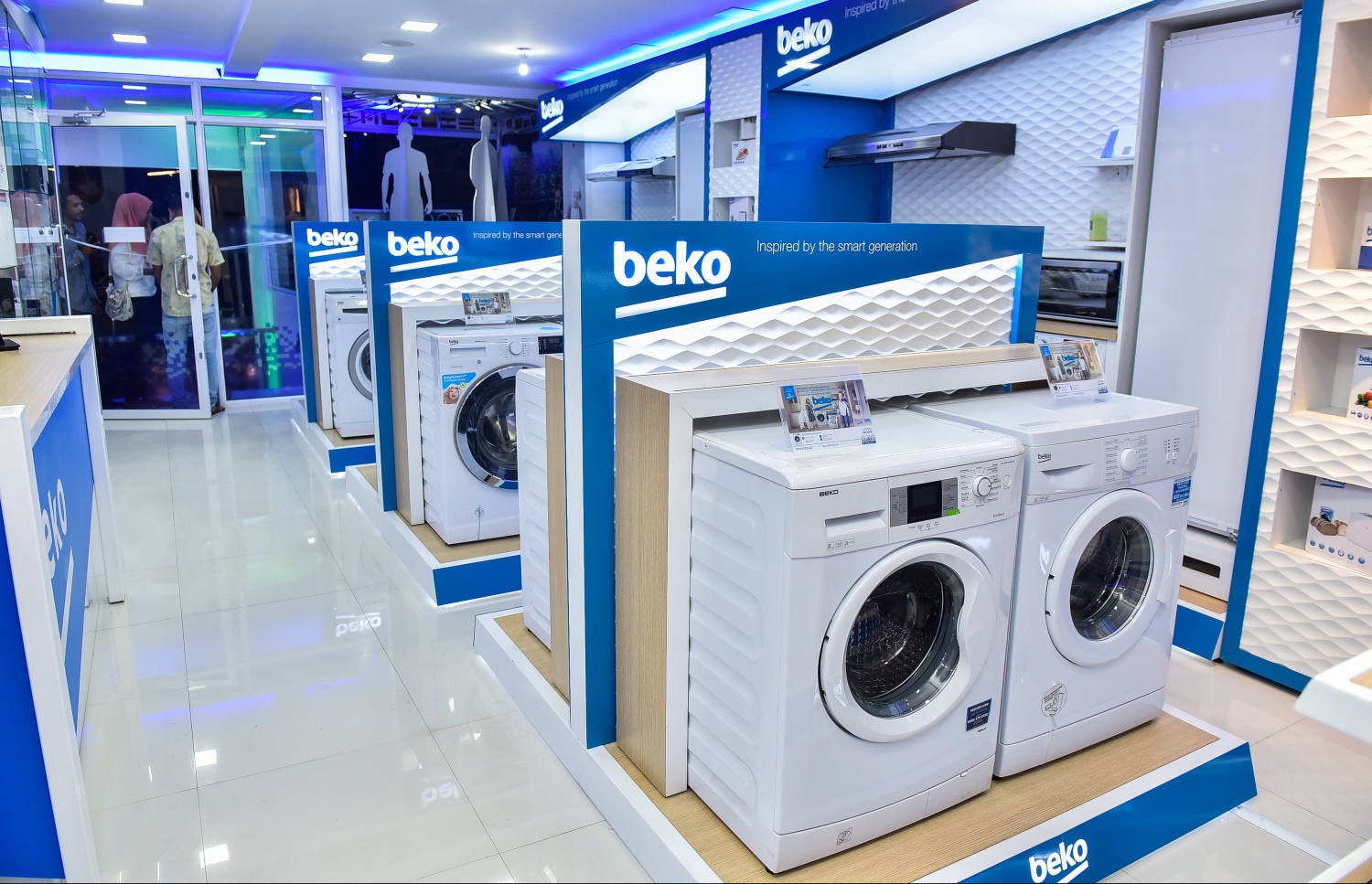 މާލެ: 13 ޖުލައި 2017، ރާއްޖޭގައި ފުޅާ ދާއިރާއެއްގައި ސައިކަލްގެ ވިޔާފާރި ކުރާ ލިޓަސް އިން މާލޭގައި ހުޅުވި ހޯމް ސެންޓަރުގެ ޝޯ ރޫމްގައި ހުރި ދޮންނަ މެޝިންތަކެއް.--- މިހާރު ފޮޓޯ: ނިޝާން އަލީ