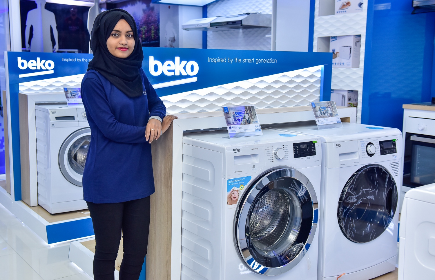 މާލެ: 13 ޖުލައި 2017، ރާއްޖޭގައި ފުޅާ ދާއިރާއެއްގައި ސައިކަލްގެ ވިޔާފާރި ކުރާ ލިޓަސް އިން މާލޭގައި ހުޅުވި ހޯމް ސެންޓަރުގެ ޝޯ ރޫމްގައި އެތަނުގެ މުވައްޒަފަކު މަޑުކޮށްލައިގެން.--- މިހާރު ފޮޓޯ: ނިޝާން އަލީ