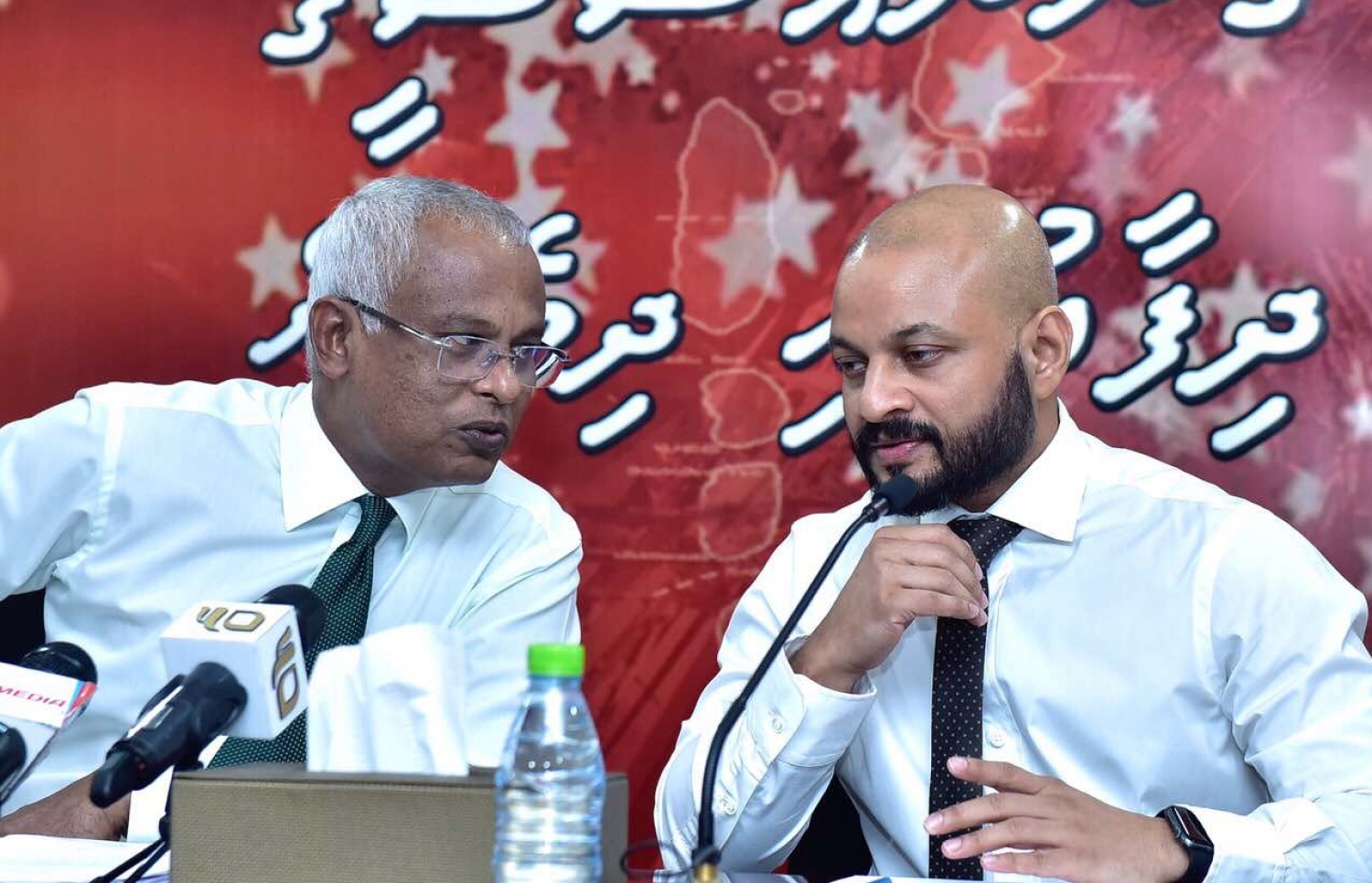 ސުޕްރީމް ކޯޓުގެ ހުކުމާ ގުޅިގެން އިދިކޮޅު ފަރާތްތަކުން މިރޭ ބޭއްވި ޕްރެސް ކޮންފަރެންސްގައި އެމްޑީޕީގެ ޕާލަމެންޓްރީ ގުރޫޕުގެ ލީޑަރު އިބްރާހިމް މުހައްމަދު ސޯލިހް (ވ) އަދި ދިއްގަރު ދާއިރާގެ މެމްބަރު ފާރިސް މައުމޫން މަޝްވަރާ ކުރައްވަނީ.---މިހާރު ފޮޓޯ: ނިޝާން އަލީ