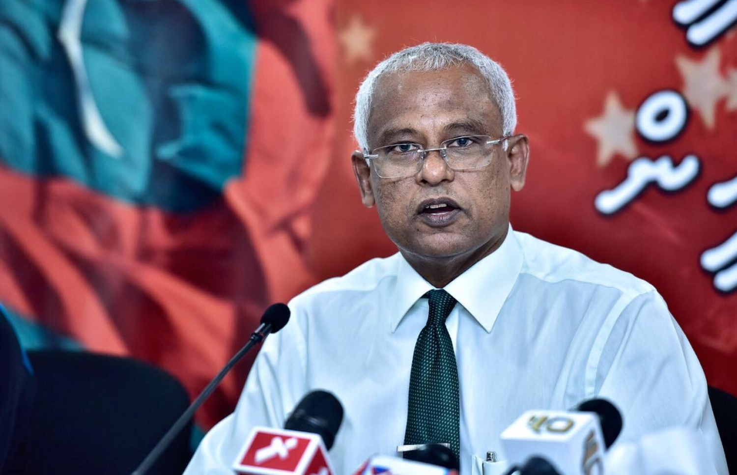 ސުޕްރީމް ކޯޓުގެ ހުކުމާ ގުޅިގެން އިދިކޮޅު ފަރާތްތަކުން ބޭއްވި ޕްރެސް ކޮންފަރެންސްގައި އެމްޑީޕީގެ ޕާލަމެންޓްރީ ގުރޫޕުގެ ލީޑަރު އިބްރާހިމް މުހައްމަދު ސޯލިހް (އިބޫ) މިރޭ ވާހަކަ ދައްކަވަނީ.---މިހާރު ފޮޓޯ: ނިޝާން އަލީ