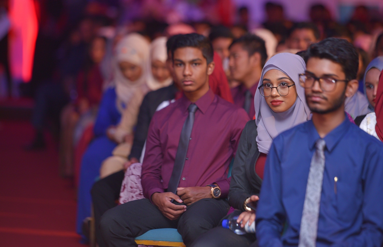 މާލެ: ޖުލައި 13، 2017- މިދިޔަ އަހަރުގެ އޯ ލެވެލް އިމްތިހާނުގެ ގަދަ 10 ގައި ހިމެނުނު ދަރިވަރުންނަށް އިނާމު ދިނުމަށް ބޭއްވި ހަފުލާގެ ތެރެއިން: މި އިމްތިހާނުގައި ދުނިޔޭގެ ފެންވަރުގައި އެކި މާއްދާތަކުން ގަދަ 10 ގައި ރާއްޖޭގެ 48 ދަރިވަރަކު ވެސް ހިމެނުނު. އަދި ރާއްޖޭގެ ގަދަ 10 ގައި 589 ދަރިވަރަކަށް ހިމެނިފައިވޭ.---މިހާރު ފޮޓޯތައް: ހުސެއިން ވަހީދު