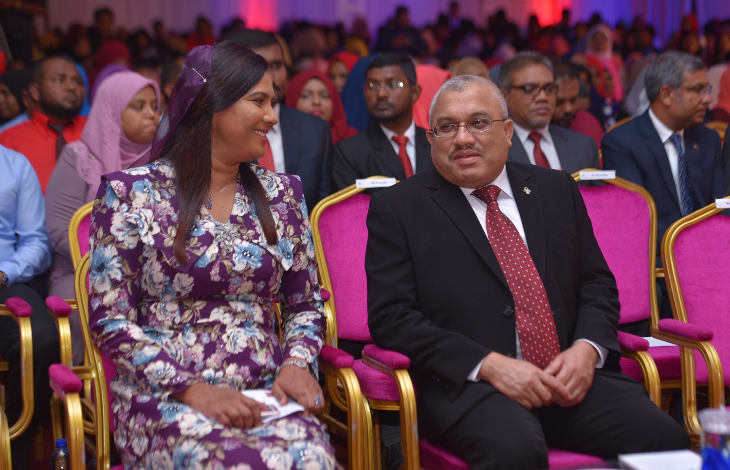 މާލެ: ޖުލައި 13، 2017- މިދިޔަ އަހަރުގެ އޯ ލެވެލް އިމްތިހާނުގެ ގަދަ 10 ގައި ހިމެނުނު ދަރިވަރުންނަށް އިނާމު ދިނުމަށް ބޭއްވި ހަފުލާގެ ޝަރަފުވެރި މެހުމާން ނައިބު ރައީސް އަބްދުﷲ ޖިހާދު (ކ) އަދި އެޑިއުކޭޝަން މިނިސްޓަރު އައިޝަތު ޝިހާމް ބައިވެރިވެވަޑައިގަންނަވަނީ: މި އިމްތިހާނުގައި ދުނިޔޭގެ ފެންވަރުގައި އެކި މާއްދާތަކުން ގަދަ 10 ގައި ރާއްޖޭގެ 48 ދަރިވަރަކު ވެސް ހިމެނުނު. އަދި ރާއްޖޭގެ ގަދަ 10 ގައި 589 ދަރިވަރަކަށް ހިމެނިފައިވޭ.---މިހާރު ފޮޓޯތައް: ހުސެއިން ވަހީދު