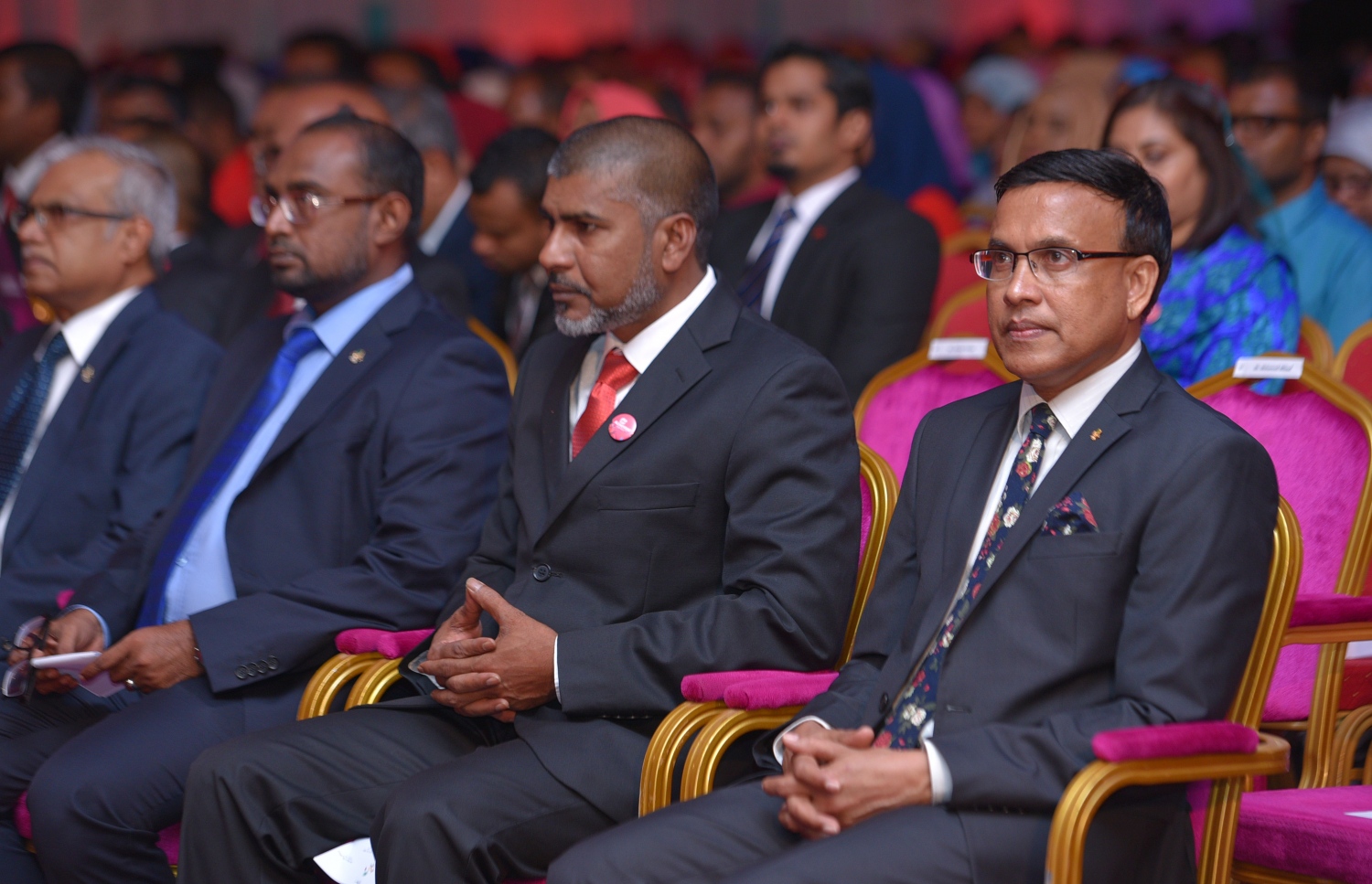 މާލެ: ޖުލައި 13، 2017- މިދިޔަ އަހަރުގެ އޯ ލެވެލް އިމްތިހާނުގެ ގަދަ 10 ގައި ހިމެނުނު ދަރިވަރުންނަށް އިނާމު ދިނުމަށް ބޭއްވި ހަފުލާގެ ތެރެއިން: މި އިމްތިހާނުގައި ދުނިޔޭގެ ފެންވަރުގައި އެކި މާއްދާތަކުން ގަދަ 10 ގައި ރާއްޖޭގެ 48 ދަރިވަރަކު ވެސް ހިމެނުނު. އަދި ރާއްޖޭގެ ގަދަ 10 ގައި 589 ދަރިވަރަކަށް ހިމެނިފައިވޭ.---މިހާރު ފޮޓޯތައް: ހުސެއިން ވަހީދު