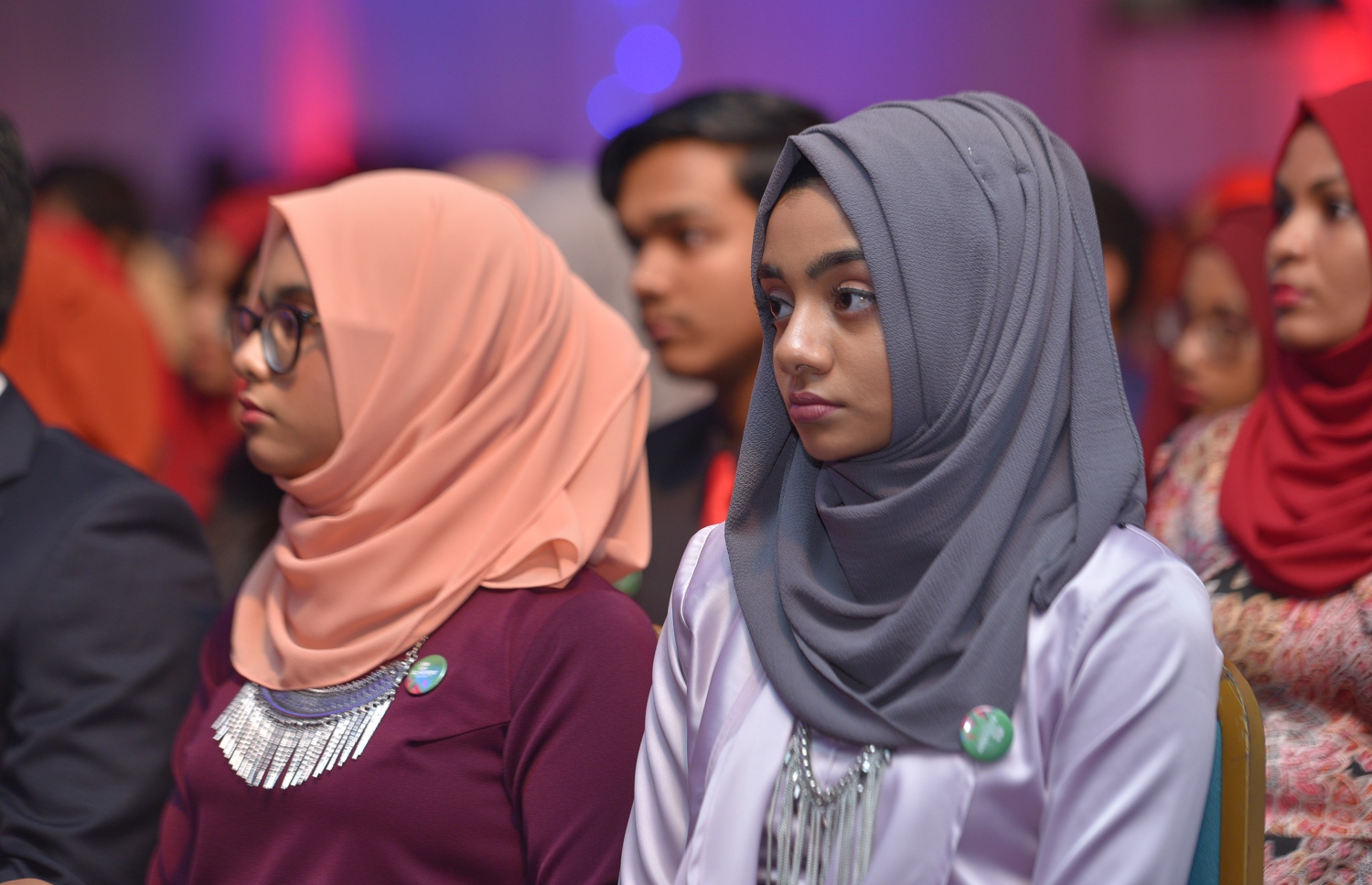 މާލެ: ޖުލައި 13، 2017- މިދިޔަ އަހަރުގެ އޯ ލެވެލް އިމްތިހާނުގެ ގަދަ 10 ގައި ހިމެނުނު ދަރިވަރުންނަށް އިނާމު ދިނުމަށް ބޭއްވި ހަފުލާގެ ތެރެއިން: މި އިމްތިހާނުގައި ދުނިޔޭގެ ފެންވަރުގައި އެކި މާއްދާތަކުން ގަދަ 10 ގައި ރާއްޖޭގެ 48 ދަރިވަރަކު ވެސް ހިމެނުނު. އަދި ރާއްޖޭގެ ގަދަ 10 ގައި 589 ދަރިވަރަކަށް ހިމެނިފައިވޭ.---މިހާރު ފޮޓޯތައް: ހުސެއިން ވަހީދު