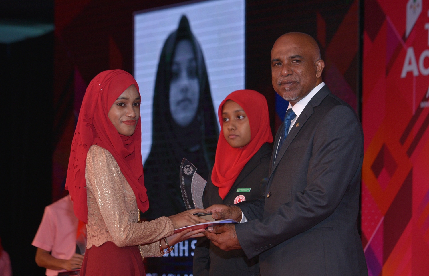 މާލެ: ޖުލައި 13، 2017- މިދިޔަ އަހަރުގެ އޯ ލެވެލް އިމްތިހާނުގެ ގަދަ 10 ގައި ހިމެނުނު ދަރިވަރުންނަށް އިނާމު ދިނުމަށް ބޭއްވި ހަފުލާގައި އެޑިއުކޭޝަން މިނިސްޓްރީގެ ސްޓޭޓް މިނިސްޓަރު އަހުމަދު ޝަފީއު، ދަރިވަރަކަށް އިނާމު ދެއްވަނީ: މި އިމްތިހާނުގައި ދުނިޔޭގެ ފެންވަރުގައި އެކި މާއްދާތަކުން ގަދަ 10 ގައި ރާއްޖޭގެ 48 ދަރިވަރަކު ވެސް ހިމެނުނު. އަދި ރާއްޖޭގެ ގަދަ 10 ގައި 589 ދަރިވަރަކަށް ހިމެނިފައިވޭ.---މިހާރު ފޮޓޯތައް: ހުސެއިން ވަހީދު