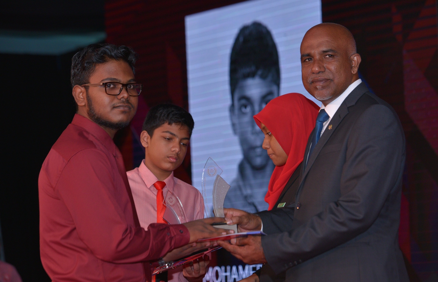 މާލެ: ޖުލައި 13، 2017- މިދިޔަ އަހަރުގެ އޯ ލެވެލް އިމްތިހާނުގެ ގަދަ 10 ގައި ހިމެނުނު ދަރިވަރުންނަށް އިނާމު ދިނުމަށް ބޭއްވި ހަފުލާގައި އެޑިއުކޭޝަން މިނިސްޓްރީގެ ސްޓޭޓް މިނިސްޓަރު އަހުމަދު ޝަފީއު، ދަރިވަރަކަށް އިނާމު ދެއްވަނީ: މި އިމްތިހާނުގައި ދުނިޔޭގެ ފެންވަރުގައި އެކި މާއްދާތަކުން ގަދަ 10 ގައި ރާއްޖޭގެ 48 ދަރިވަރަކު ވެސް ހިމެނުނު. އަދި ރާއްޖޭގެ ގަދަ 10 ގައި 589 ދަރިވަރަކަށް ހިމެނިފައިވޭ.---މިހާރު ފޮޓޯތައް: ހުސެއިން ވަހީދު