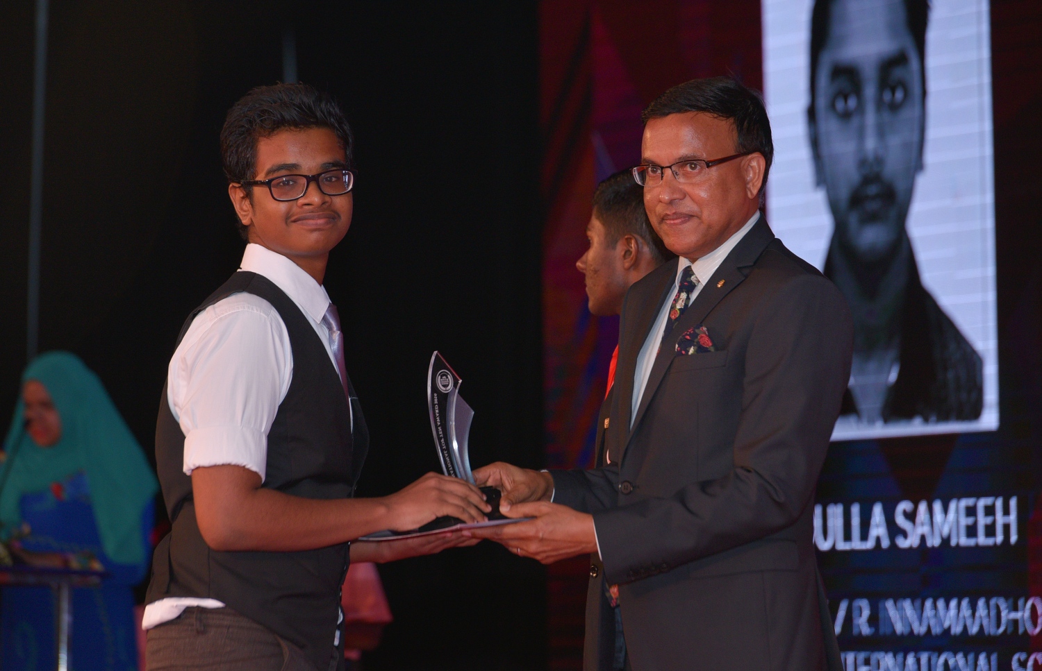 މާލެ: ޖުލައި 13، 2017- މިދިޔަ އަހަރުގެ އޯ ލެވެލް އިމްތިހާނުގެ ގަދަ 10 ގައި ހިމެނުނު ދަރިވަރުންނަށް އިނާމު ދިނުމަށް ބޭއްވި ހަފުލާގައި އެޑިއުކޭޝަން މިނިސްޓްރީގެ ސްޓޭޓް މިނިސްޓަރު އަބްދުﷲ ނަޒީރު، ދަރިވަރަކަށް އިނާމު ދެއްވަނީ: މި އިމްތިހާނުގައި ދުނިޔޭގެ ފެންވަރުގައި އެކި މާއްދާތަކުން ގަދަ 10 ގައި ރާއްޖޭގެ 48 ދަރިވަރަކު ވެސް ހިމެނުނު. އަދި ރާއްޖޭގެ ގަދަ 10 ގައި 589 ދަރިވަރަކަށް ހިމެނިފައިވޭ.---މިހާރު ފޮޓޯތައް: ހުސެއިން ވަހީދު