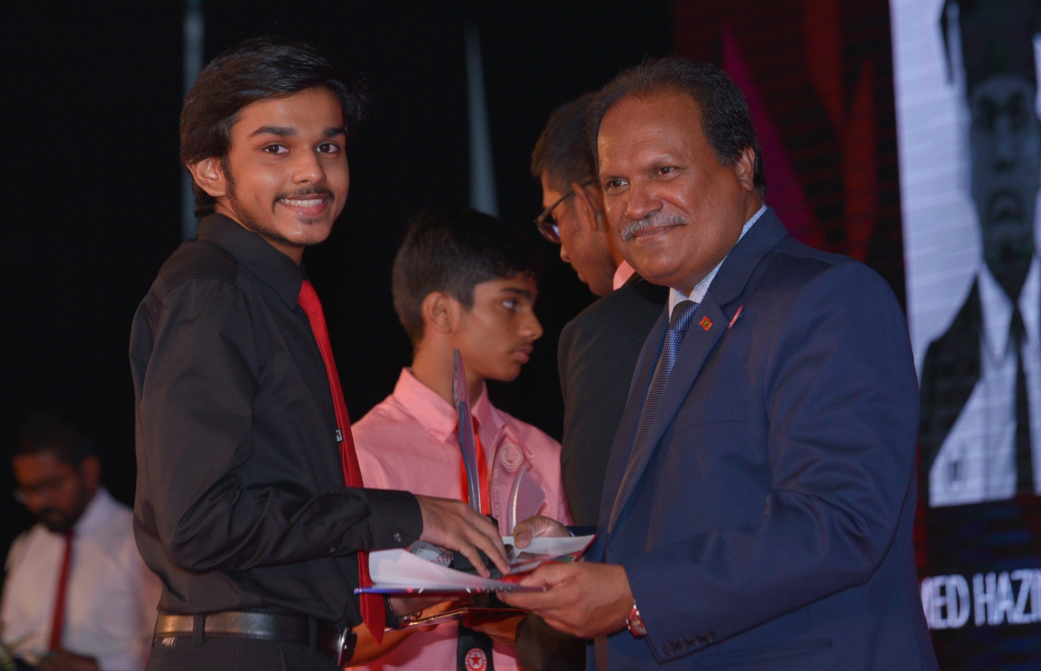 މާލެ: ޖުލައި 13، 2017- މިދިޔަ އަހަރުގެ އޯ ލެވެލް އިމްތިހާނުގެ ގަދަ 10 ގައި ހިމެނުނު ދަރިވަރުންނަށް އިނާމު ދިނުމަށް ބޭއްވި ހަފުލާގައި ސިވިލް ސާވިސް ކޮމިޝަންގެ ރައީސް އަލީ ޝަމީމް، ދަރިވަރަކަށް އިނާމު ދެއްވަނީ: މި އިމްތިހާނުގައި ދުނިޔޭގެ ފެންވަރުގައި އެކި މާއްދާތަކުން ގަދަ 10 ގައި ރާއްޖޭގެ 48 ދަރިވަރަކު ވެސް ހިމެނުނު. އަދި ރާއްޖޭގެ ގަދަ 10 ގައި 589 ދަރިވަރަކަށް ހިމެނިފައިވޭ.---މިހާރު ފޮޓޯތައް: ހުސެއިން ވަހީދު