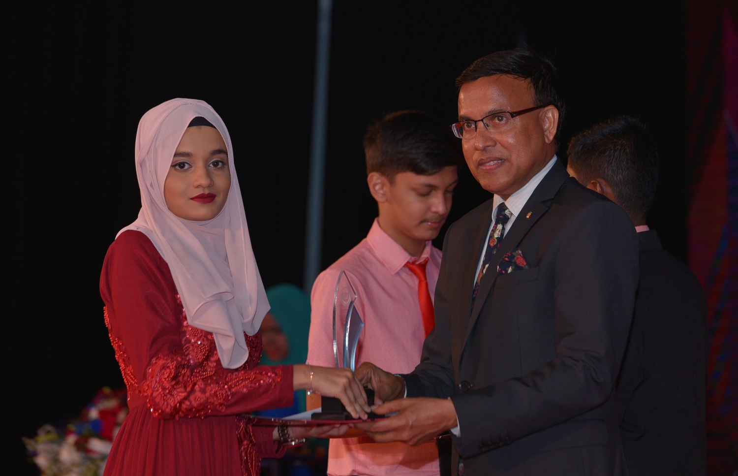 މާލެ: ޖުލައި 13، 2017- މިދިޔަ އަހަރުގެ އޯ ލެވެލް އިމްތިހާނުގެ ގަދަ 10 ގައި ހިމެނުނު ދަރިވަރުންނަށް އިނާމު ދިނުމަށް ބޭއްވި ހަފުލާގައި އެޑިއުކޭޝަން މިނިސްޓްރީގެ ސްޓޭޓް މިނިސްޓަރު އަބްދުﷲ ނަޒީރު، ދަރިވަރަކަށް އިނާމު ދެއްވަނީ: މި އިމްތިހާނުގައި ދުނިޔޭގެ ފެންވަރުގައި އެކި މާއްދާތަކުން ގަދަ 10 ގައި ރާއްޖޭގެ 48 ދަރިވަރަކު ވެސް ހިމެނުނު. އަދި ރާއްޖޭގެ ގަދަ 10 ގައި 589 ދަރިވަރަކަށް ހިމެނިފައިވޭ.---މިހާރު ފޮޓޯތައް: ހުސެއިން ވަހީދު