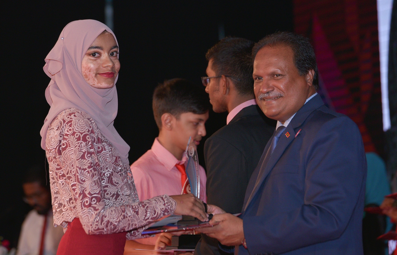 މާލެ: ޖުލައި 13، 2017- މިދިޔަ އަހަރުގެ އޯ ލެވެލް އިމްތިހާނުގެ ގަދަ 10 ގައި ހިމެނުނު ދަރިވަރުންނަށް އިނާމު ދިނުމަށް ބޭއްވި ހަފުލާގައި ސިވިލް ސާވިސް ކޮމިޝަންގެ ރައީސް އަލީ ޝަމީމް، ދަރިވަރަކަށް އިނާމު ދެއްވަނީ: މި އިމްތިހާނުގައި ދުނިޔޭގެ ފެންވަރުގައި އެކި މާއްދާތަކުން ގަދަ 10 ގައި ރާއްޖޭގެ 48 ދަރިވަރަކު ވެސް ހިމެނުނު. އަދި ރާއްޖޭގެ ގަދަ 10 ގައި 589 ދަރިވަރަކަށް ހިމެނިފައިވޭ.---މިހާރު ފޮޓޯތައް: ހުސެއިން ވަހީދު