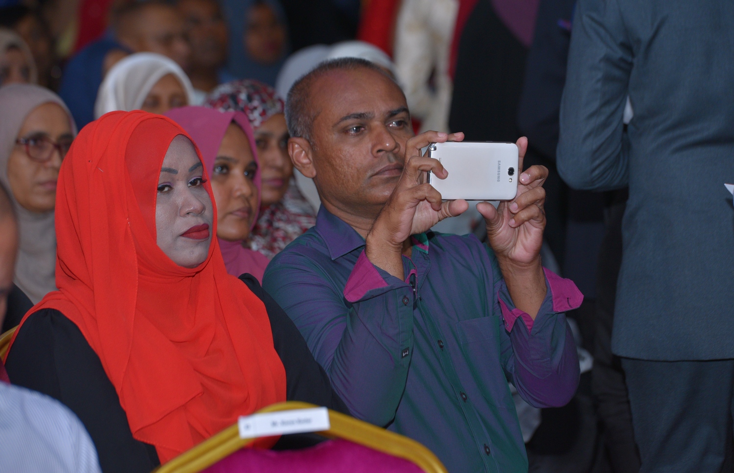 މާލެ: ޖުލައި 13، 2017- މިދިޔަ އަހަރުގެ އޯ ލެވެލް އިމްތިހާނުގެ ގަދަ 10 ގައި ހިމެނުނު ދަރިވަރުންނަށް އިނާމު ދިނުމަށް ބޭއްވި ހަފުލާގެ ތެރެއިން: މި އިމްތިހާނުގައި ދުނިޔޭގެ ފެންވަރުގައި އެކި މާއްދާތަކުން ގަދަ 10 ގައި ރާއްޖޭގެ 48 ދަރިވަރަކު ވެސް ހިމެނުނު. އަދި ރާއްޖޭގެ ގަދަ 10 ގައި 589 ދަރިވަރަކަށް ހިމެނިފައިވޭ.---މިހާރު ފޮޓޯތައް: ހުސެއިން ވަހީދު