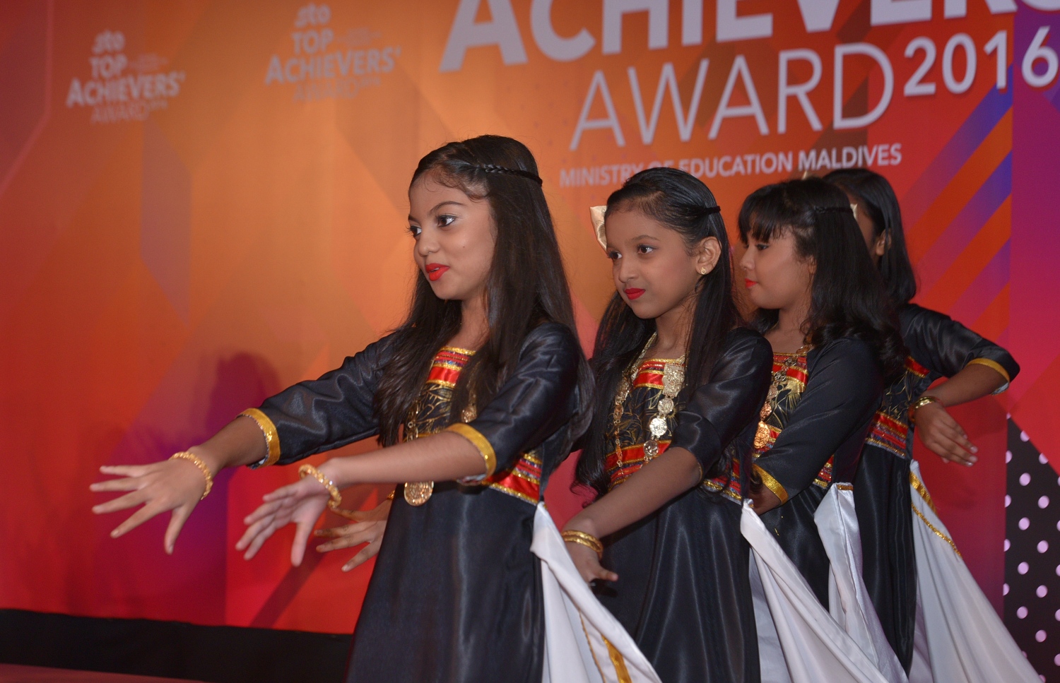 މާލެ: ޖުލައި 13، 2017- މިދިޔަ އަހަރުގެ އޯ ލެވެލް އިމްތިހާނުގެ ގަދަ 10 ގައި ހިމެނުނު ދަރިވަރުންނަށް އިނާމު ދިނުމަށް ބޭއްވި ހަފުލާގައި އިސްކަންދަރު ސްކޫލުގެ ކުދިންތަކެއް މުނިފޫހިފިލުވުމުގެ އައިޓަމެއް ހުށަހަޅަނީ: މި އިމްތިހާނުގައި ދުނިޔޭގެ ފެންވަރުގައި އެކި މާއްދާތަކުން ގަދަ 10 ގައި ރާއްޖޭގެ 48 ދަރިވަރަކު ވެސް ހިމެނުނު. އަދި ރާއްޖޭގެ ގަދަ 10 ގައި 589 ދަރިވަރަކަށް ހިމެނިފައިވޭ.---މިހާރު ފޮޓޯތައް: ހުސެއިން ވަހީދު