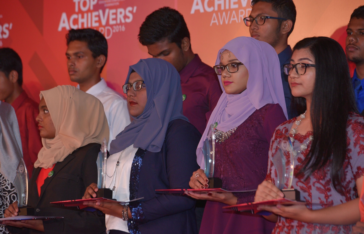 މާލެ: ޖުލައި 13، 2017- މިދިޔަ އަހަރުގެ އޯ ލެވެލް އިމްތިހާނުގެ ގަދަ 10 ގައި ހިމެނުނު ދަރިވަރުންނަށް އިނާމު ދިނުމަށް ބޭއްވި ހަފުލާގައި އިނާމު ލިބުނު ބައެއް ދަރިވަރުން އިނާމާ އެކު ސްޓޭޖްމަތީގައި: މި އިމްތިހާނުގައި ދުނިޔޭގެ ފެންވަރުގައި އެކި މާއްދާތަކުން ގަދަ 10 ގައި ރާއްޖޭގެ 48 ދަރިވަރަކު ވެސް ހިމެނުނު. އަދި ރާއްޖޭގެ ގަދަ 10 ގައި 589 ދަރިވަރަކަށް ހިމެނިފައިވޭ.---މިހާރު ފޮޓޯތައް: ހުސެއިން ވަހީދު