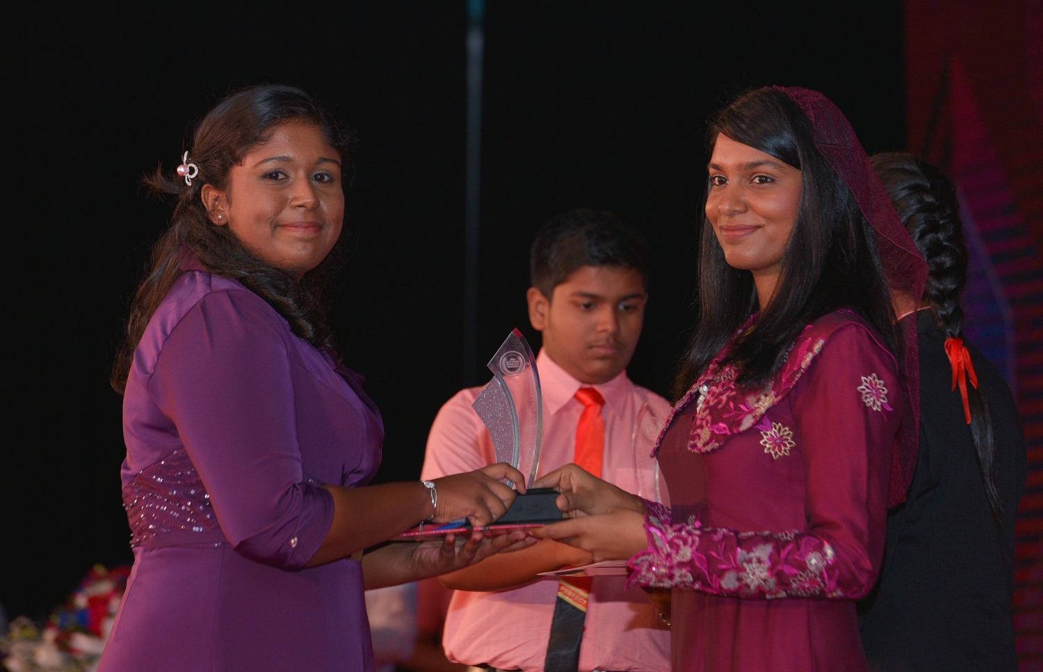 މާލެ: ޖުލައި 13، 2017- މިދިޔަ އަހަރުގެ އޯ ލެވެލް އިމްތިހާނުގެ ގަދަ 10 ގައި ހިމެނުނު ދަރިވަރުންނަށް އިނާމު ދިނުމަށް ބޭއްވި ހަފުލާގައި ޖެންޑާ މިނިސްޓަރު ޒެނީޝާ، ދަރިވަރަކާ އިނާމު ހަވާލުކޮށްދެއްވަނީ: މި އިމްތިހާނުގައި ދުނިޔޭގެ ފެންވަރުގައި އެކި މާއްދާތަކުން ގަދަ 10 ގައި ރާއްޖޭގެ 48 ދަރިވަރަކު ވެސް ހިމެނުނު. އަދި ރާއްޖޭގެ ގަދަ 10 ގައި 589 ދަރިވަރަކަށް ހިމެނިފައިވޭ.---މިހާރު ފޮޓޯތައް: ހުސެއިން ވަހީދު