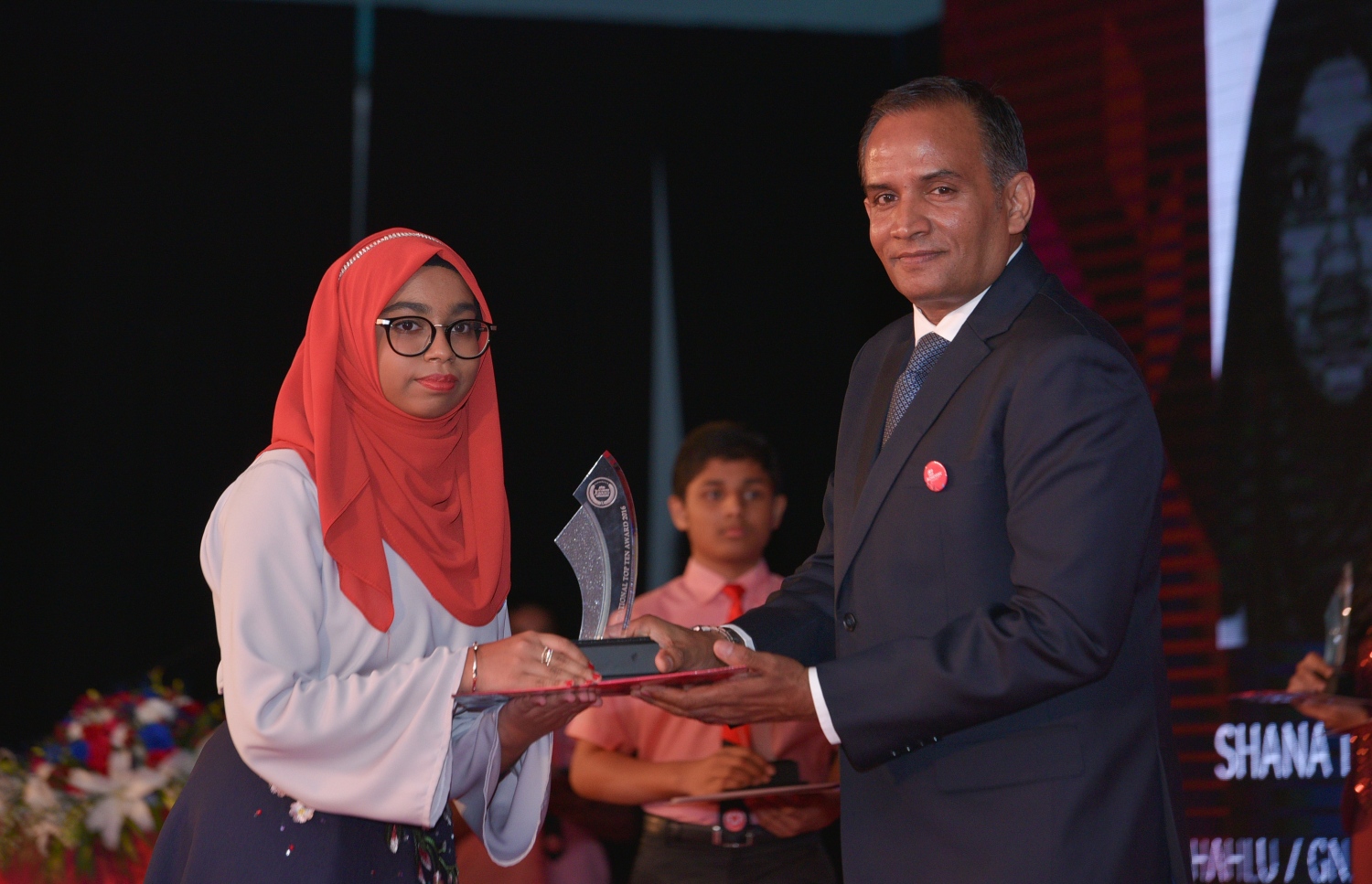 މާލެ: ޖުލައި 13، 2017- މިދިޔަ އަހަރުގެ އޯ ލެވެލް އިމްތިހާނުގެ ގަދަ 10 ގައި ހިމެނުނު ދަރިވަރުންނަށް އިނާމު ދިނުމަށް ބޭއްވި ހަފުލާގައި އެސްޓީއޯގެ މެނޭޖިން ޑިރެކްޓަރު ޝަހީރު، ދަރިވަރަކާ އިނާމު ހަވާލުކޮށްދެއްވަނީ: މި އިމްތިހާނުގައި ދުނިޔޭގެ ފެންވަރުގައި އެކި މާއްދާތަކުން ގަދަ 10 ގައި ރާއްޖޭގެ 48 ދަރިވަރަކު ވެސް ހިމެނުނު. އަދި ރާއްޖޭގެ ގަދަ 10 ގައި 589 ދަރިވަރަކަށް ހިމެނިފައިވޭ.---މިހާރު ފޮޓޯތައް: ހުސެއިން ވަހީދު